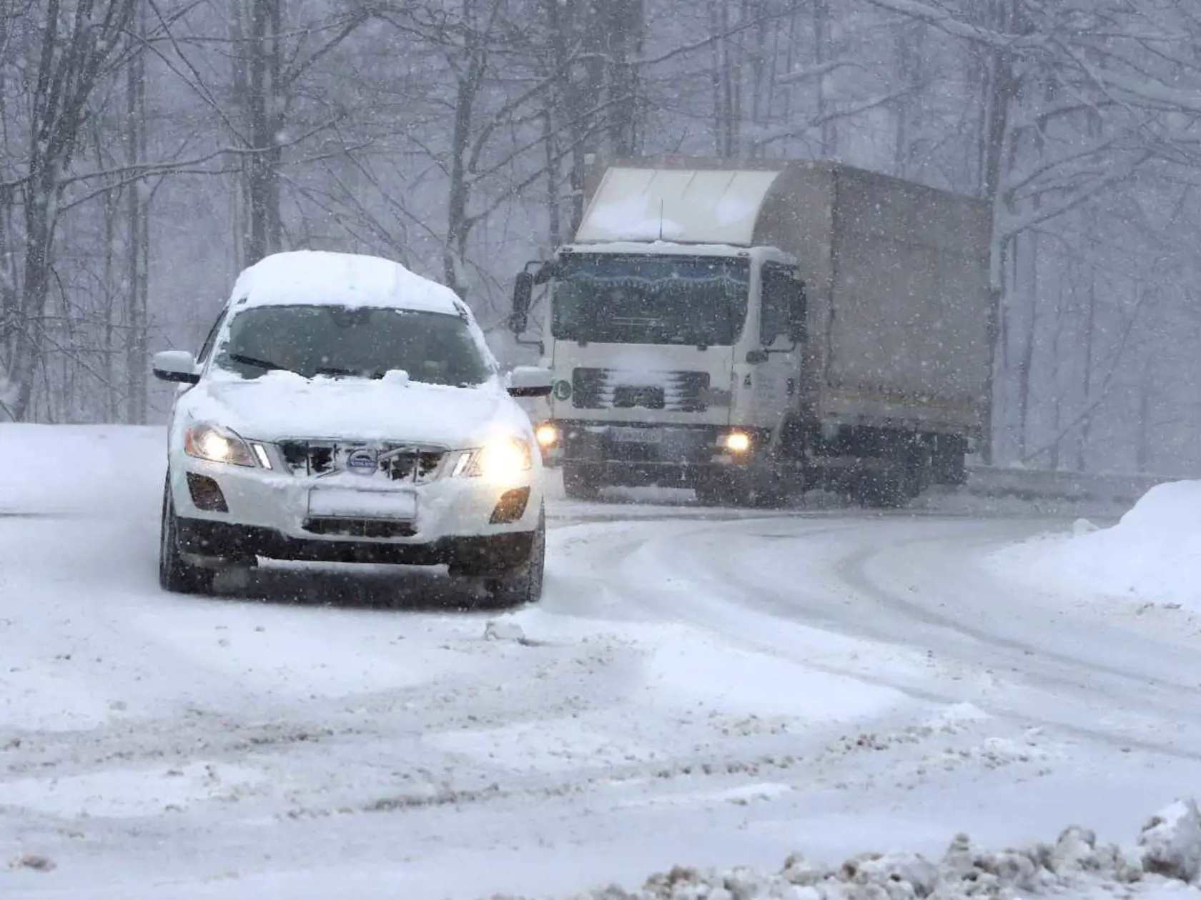 Donovaly a Šturec sú uzavreté pre nákladnú dopravu nad 10 ton, ale problémy majú aj osobné autá.