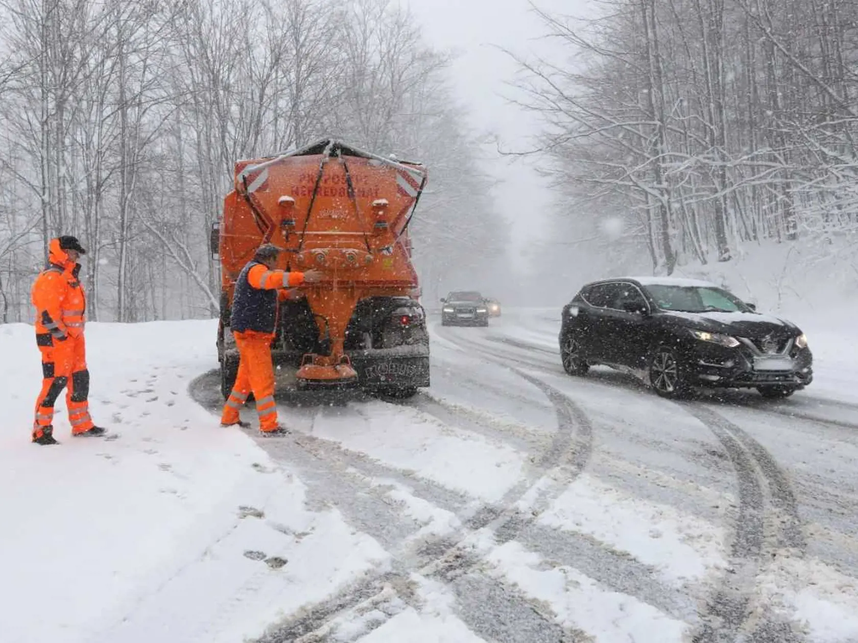 Donovaly a Šturec sú uzavreté pre nákladnú dopravu nad 10 ton, ale problémy majú aj osobné autá.