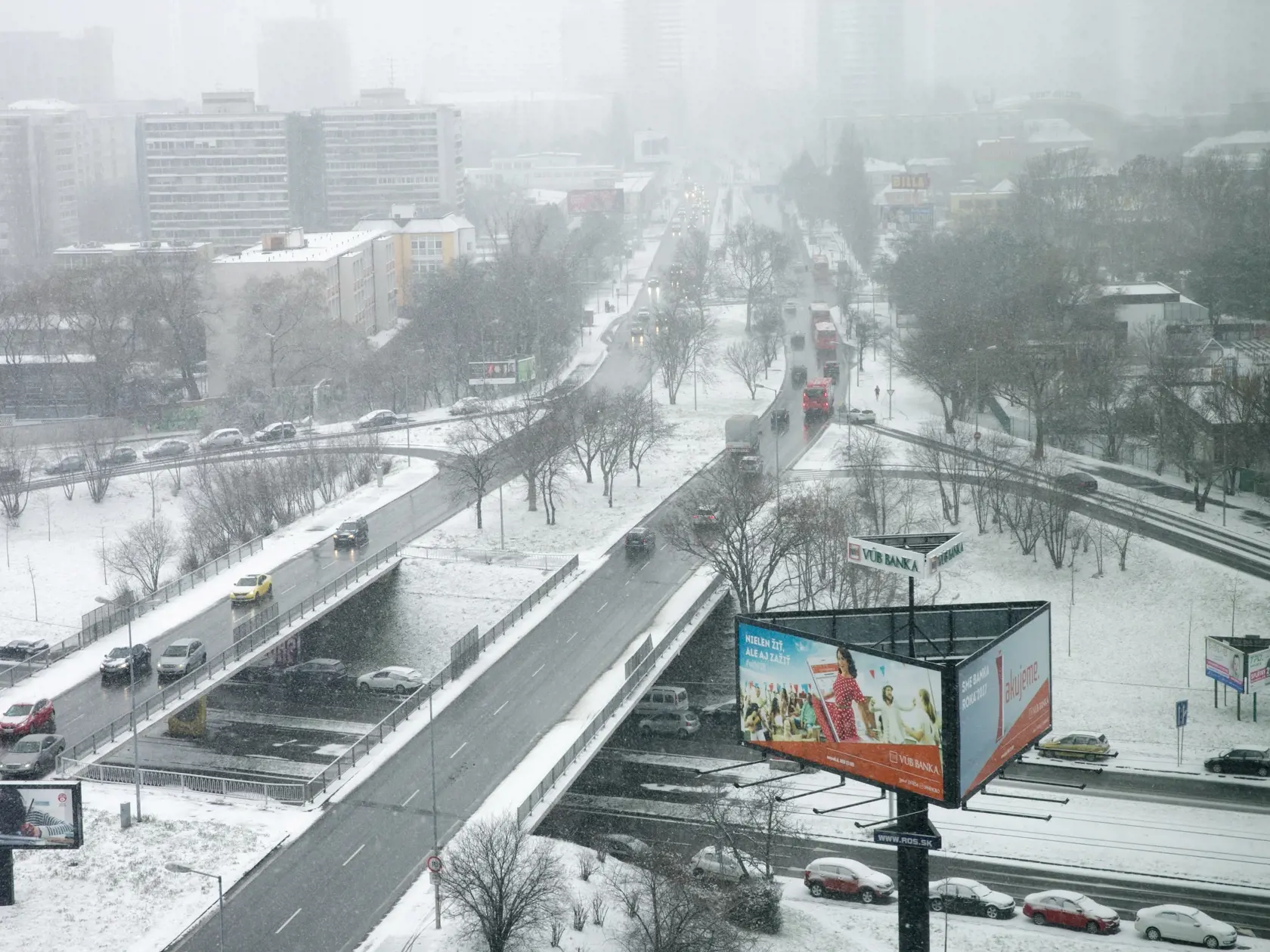 V hlavnom meste sneží od poludňajších hodín. Počasie skomplikovalo situáciu mestskej hromadnej dopravy, niektoré linky nepremávajú, iné sú odklonené.