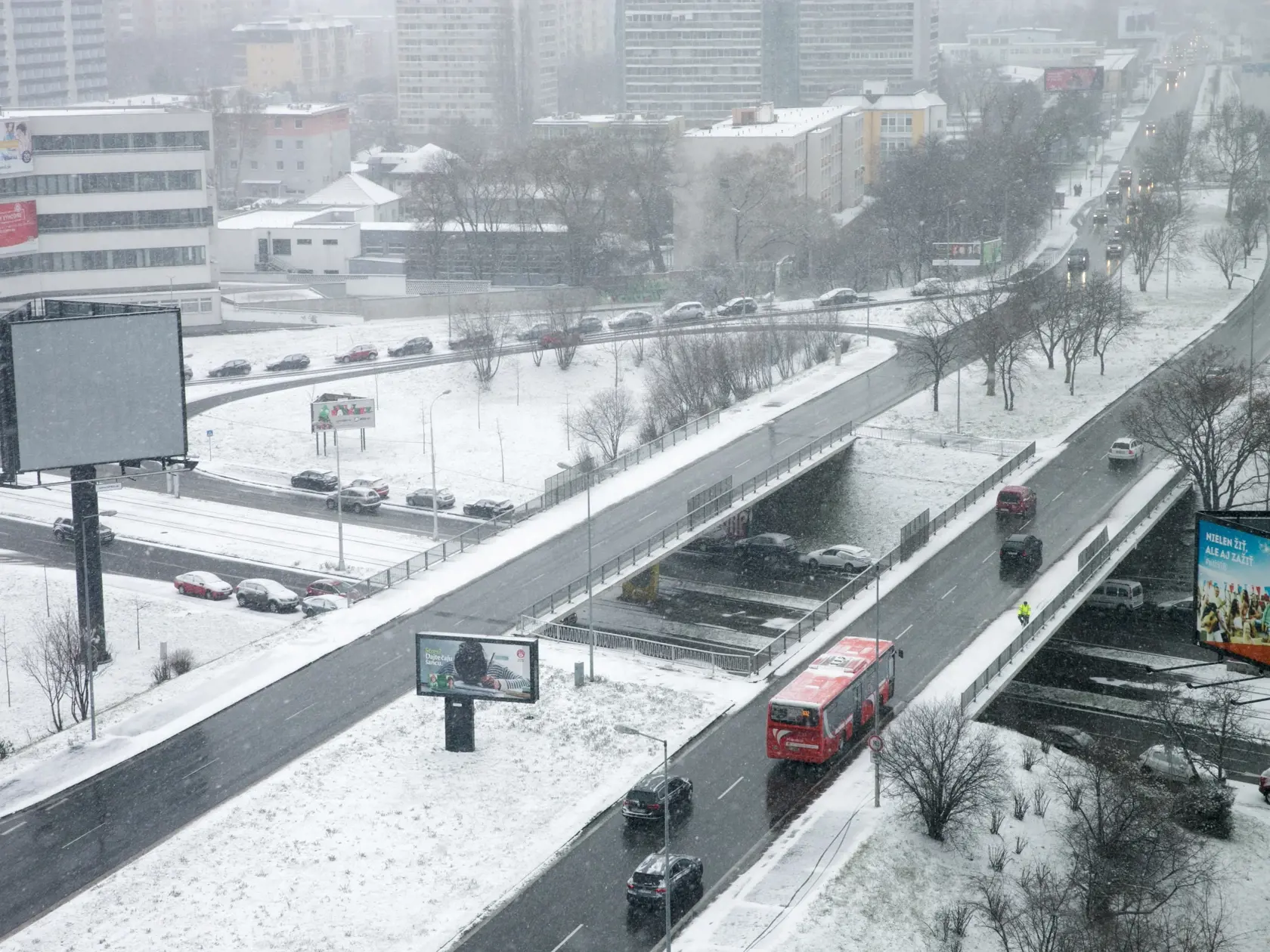 V hlavnom meste sneží od poludňajších hodín. Počasie skomplikovalo situáciu mestskej hromadnej dopravy, niektoré linky nepremávajú, iné sú odklonené.