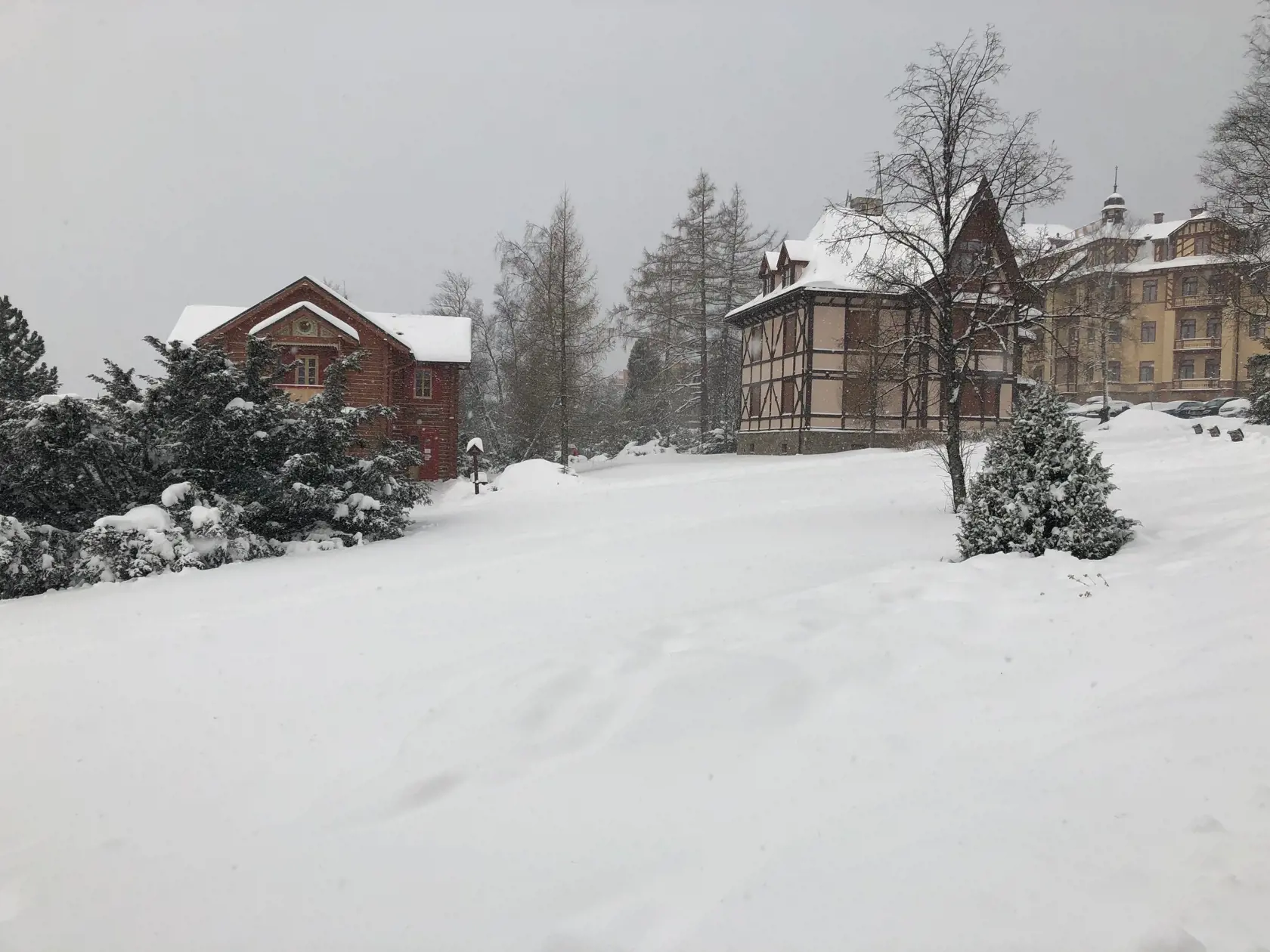 Starý Smokovec pod snehom. Mesto situáciu zatiaľ zvláda.