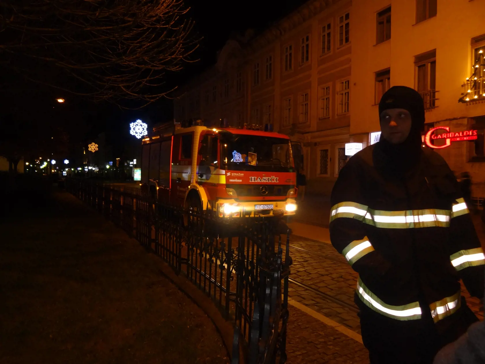 Na bezpečnosť zabávajúcich  dohliadali policajti, v pozore boli aj hasiči.