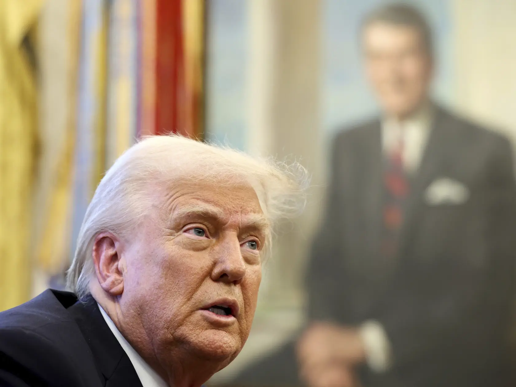 KK7 Washington - Americký prezident Donald Trump hovorí v Oválnej pracovni Bieleho domu vo Washingtone 26. marca 2025. Americký prezident Donald Trump v stredu oznámil, že uvalí clá vo výške 25 % na "všetky autá, ktoré neboli vyrobené v USA". FOTO TASR/AP
President Donald Trump speaks to reporters in the Oval Office at the White House in Washington, Wednesday, March 26, 2025. (Pool via AP)