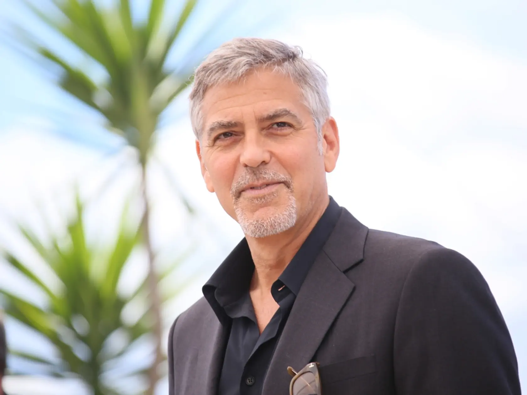 George Clooney je známy šedivým prelivom.