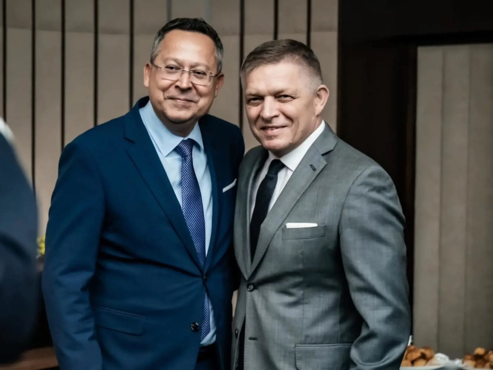 Minister Kamenický zaspieval Ficovi virtuálne Živió, živió, živió, živió...