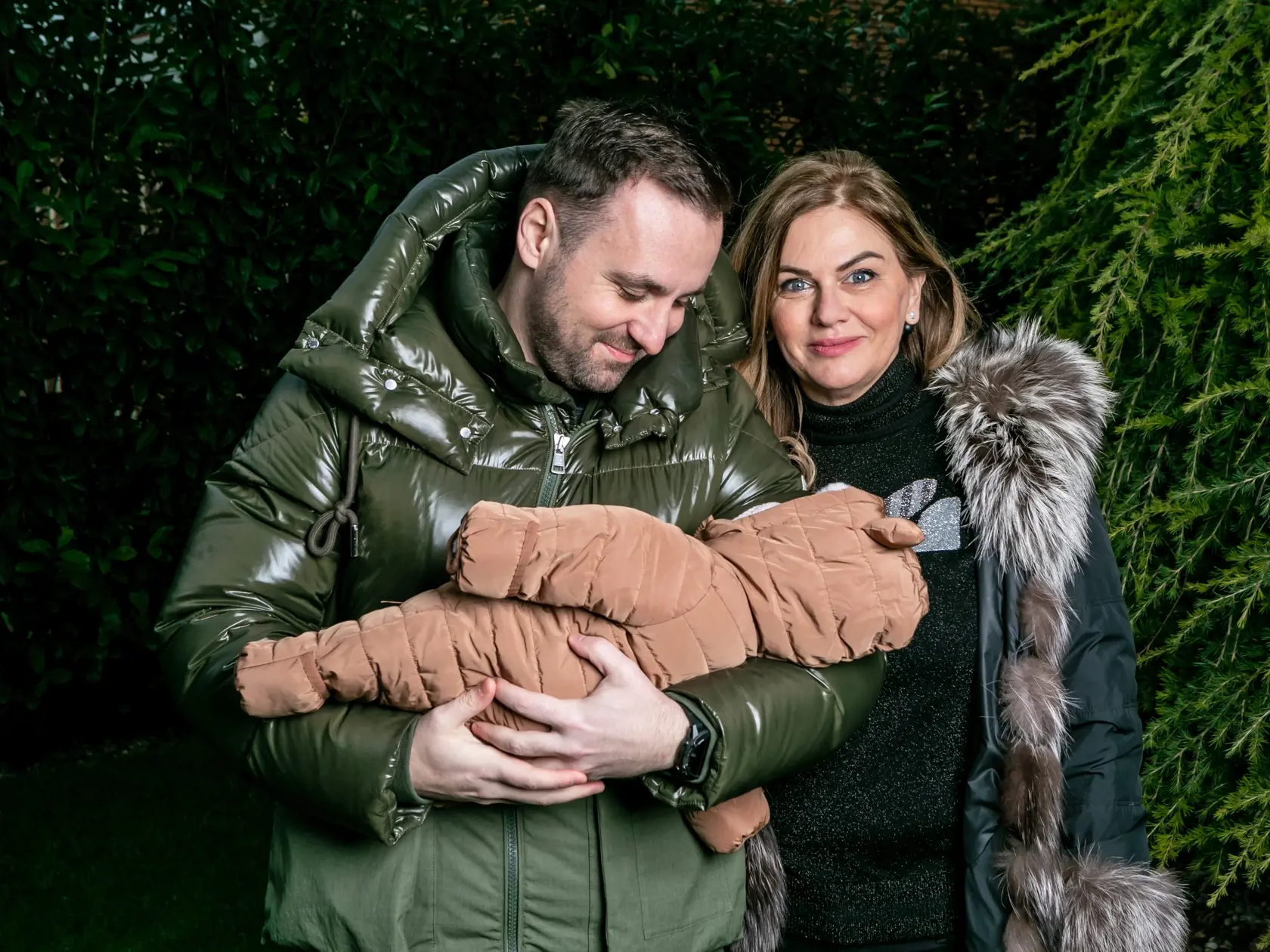 Na snímke europoslankyňa Monika Beňová a jej partner Ľubomír Klčo ako idú na prechádzku kočíkovať. 