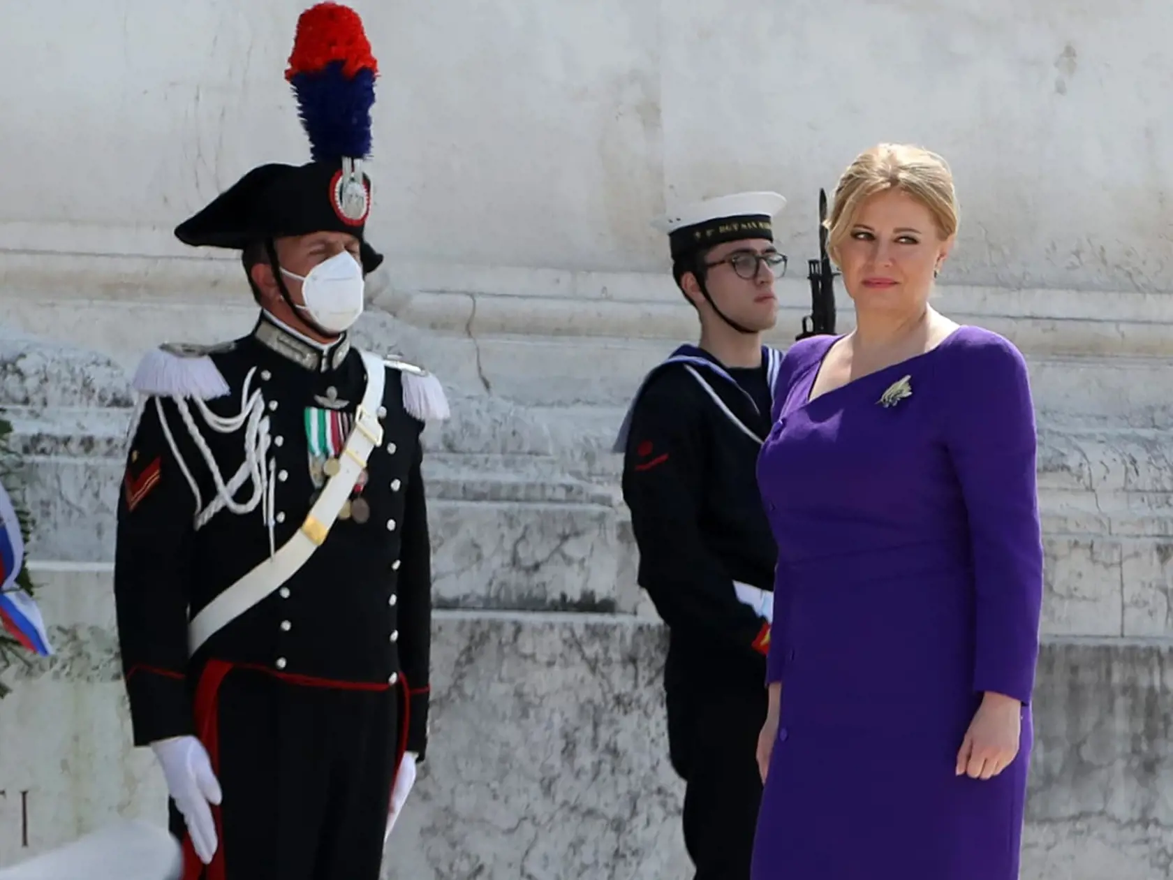 Čaputová sa vo fialom modeli šiat ukázala aj počas kladenia vencov k Hrobu neznámeho vojaka na Oltár vlasti. Ide o známy rímsky pamätník zjednotenia Talianska. Odborníčky sme sa pýtali, že je vhodné na takýto typ podujatia si obliecť fialové šaty, a nesiahnuť radšej po klasickej čiernej, akú si zvolili ostatní členovia akcie. „Odtieň aj farba je v poriadku a práve fialová je vhodnou alternatívou čiernej. Čiernu farbu na pohreboch musia mať najmä príbuzný na pohrebe,“ vysvetlila Vargová.
