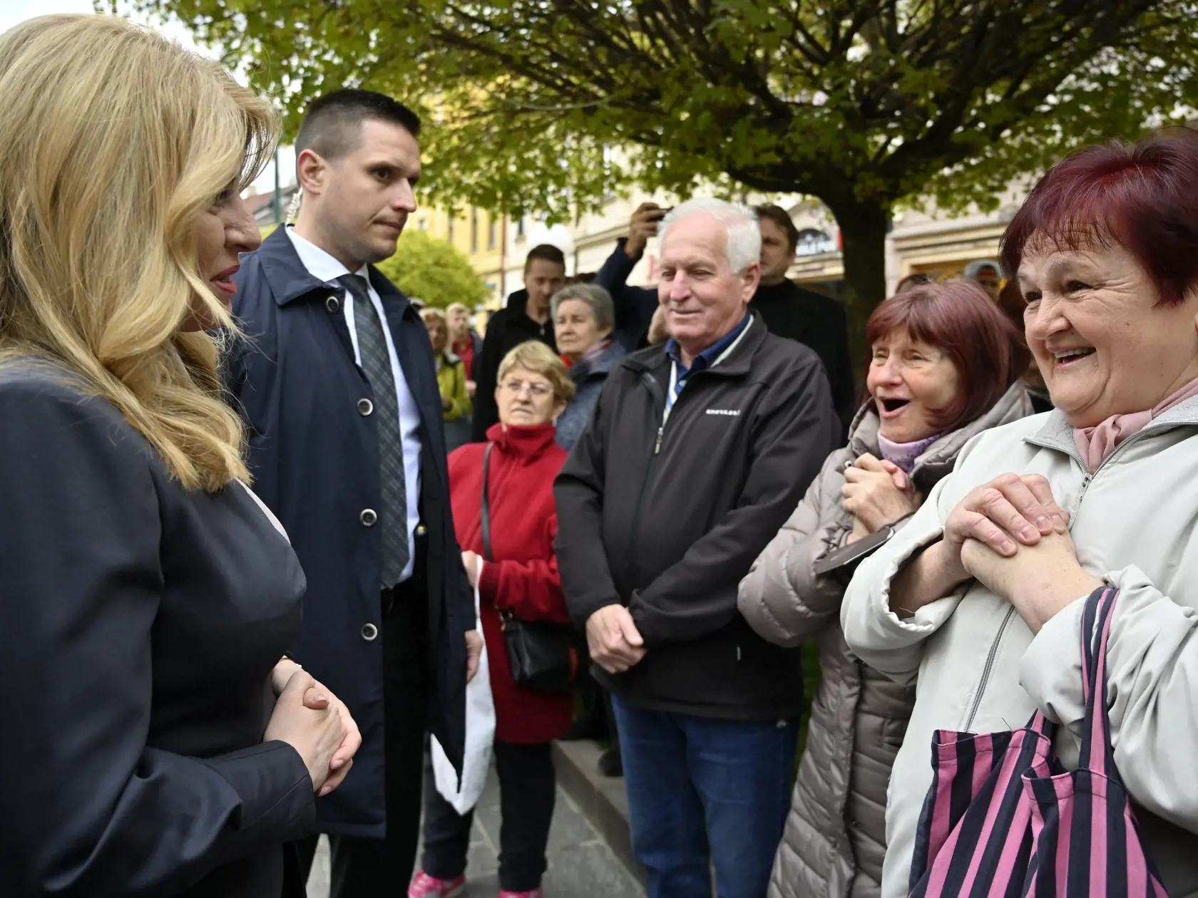 Na snímke vľavo prezidentka SR Zuzana Čaputová sa rozpráva s občanmi mesta v Prešove 26. apríla 2022. FOTO TASR – Roman Hanc
