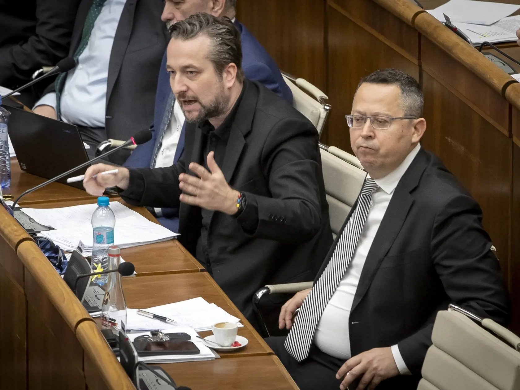 Ľuboš Blaha (Smer - SD) počas svojho prejavu v Národnej rady Slovenskej republiky. Reakcia na vyjadrenie Ladislava Kamenického (vpravo).