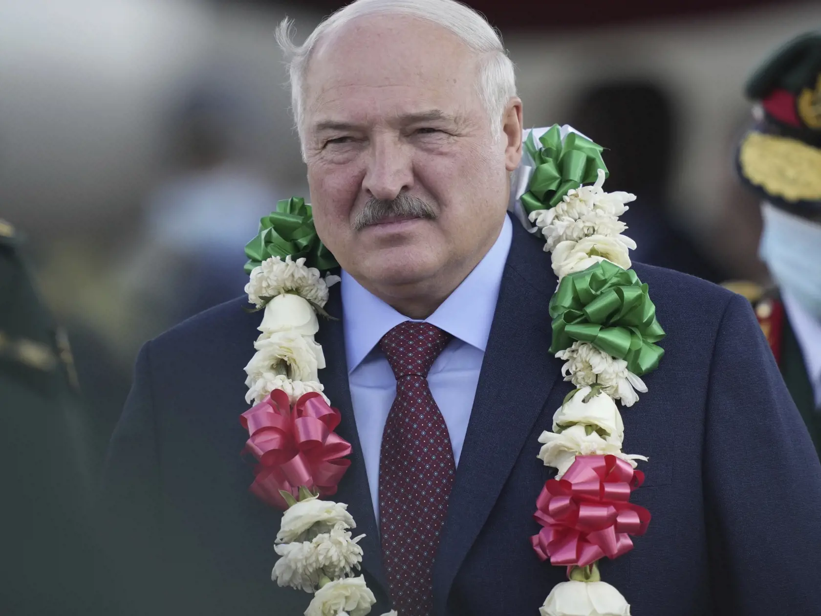Bieloruský prezident Alexander Lukašenko kráča po prílete na medzinárodnom letisku v Harare, hlavnom meste Zimbabwe v pondelok 30. januára 2023.