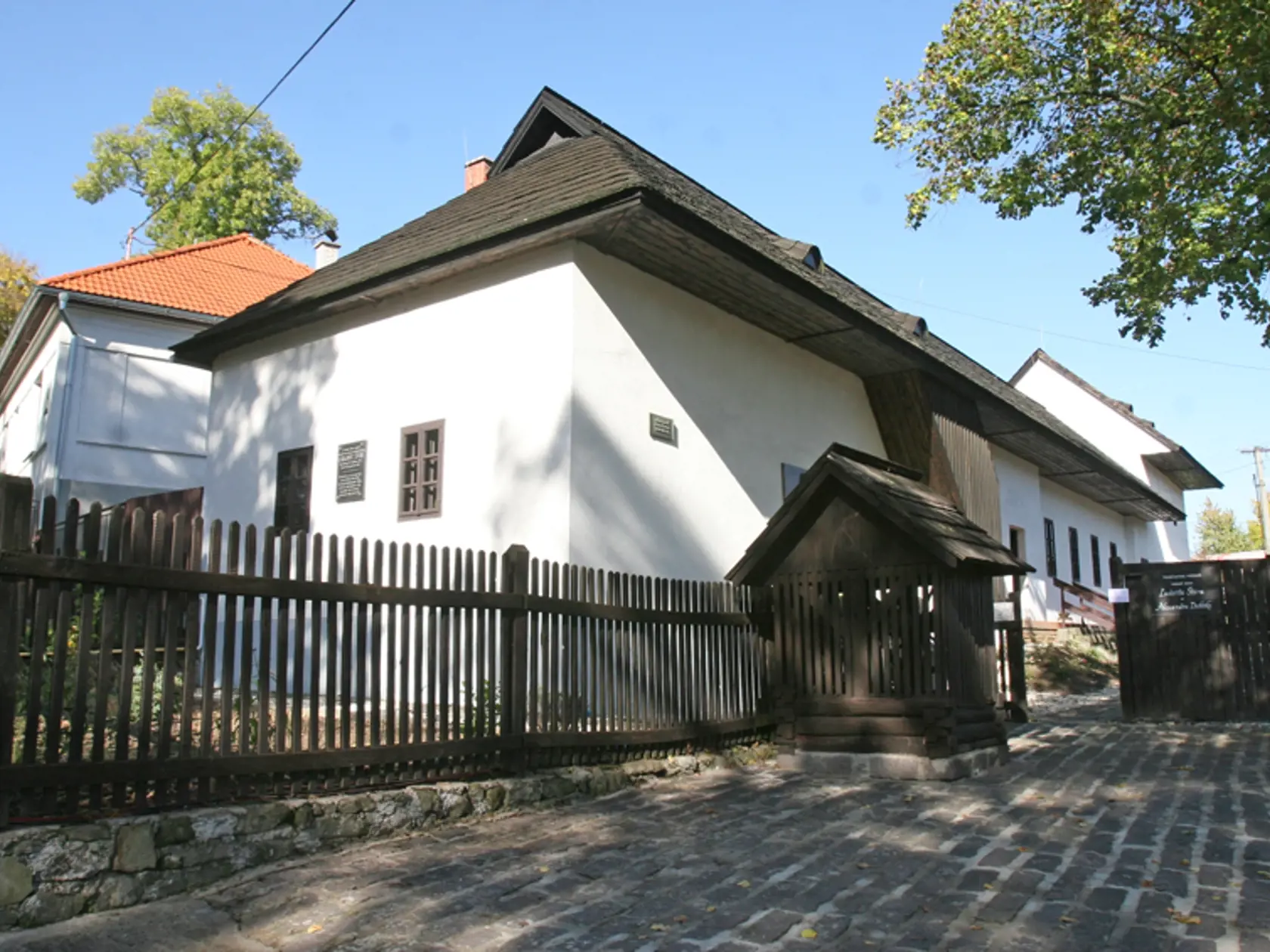 Uhrovec neďaleko Bánoviec nad Bebravou - rodný dom slovenských velikánov Ľudevíta Štúra, ktorý tam prišiel na svet v roku 1821 a o vyše storočie neskôr aj politik Alexander Dubček. Nájdete tam múzeum, ktoré vám priblíži život týchto legendárnych osobností.