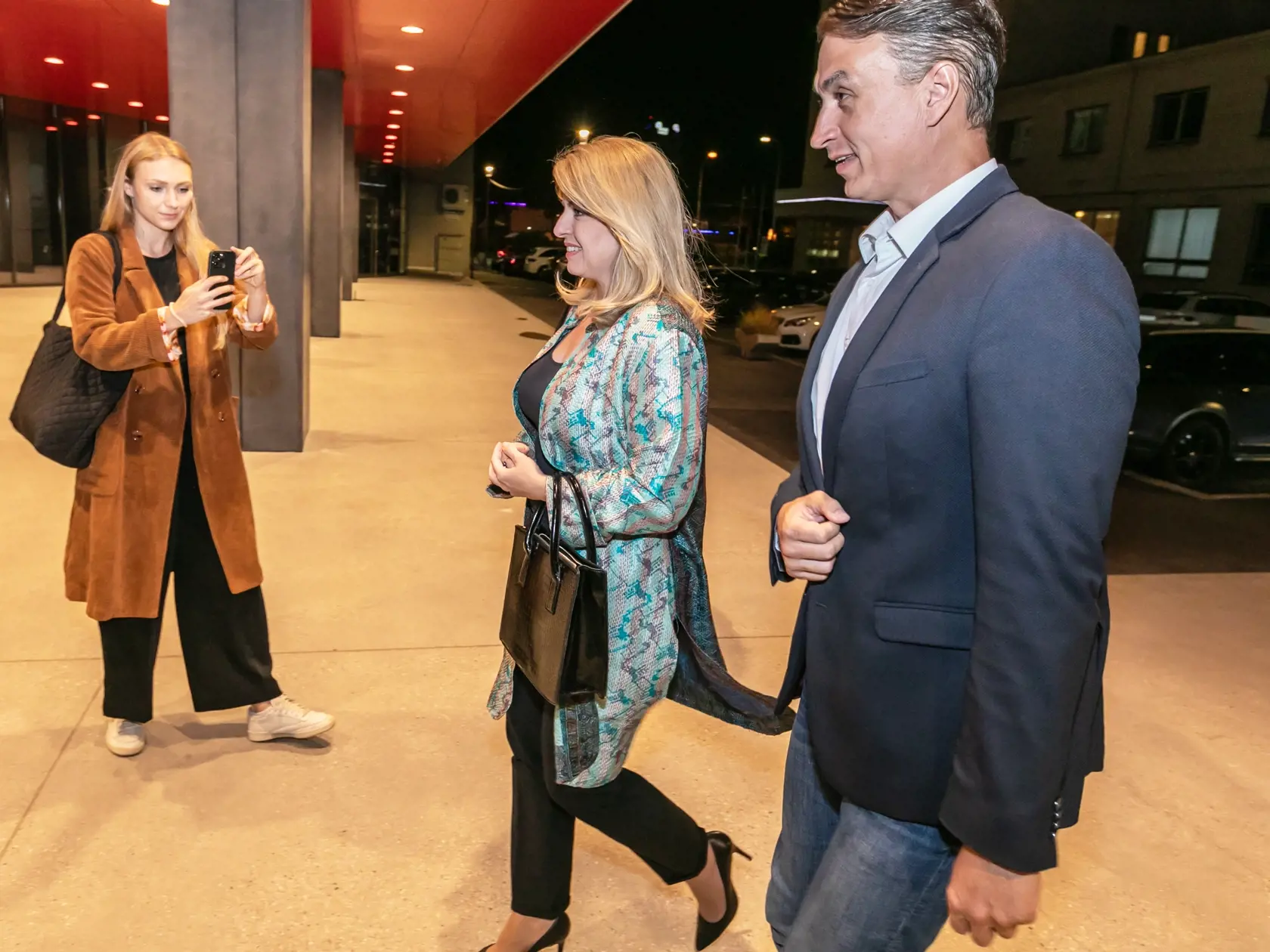 Na snímke prezidentka SR Zuzana Čaputová a Juraj Rizman prichádzajú na premiéru filmu Šťastný človek v SNG. 