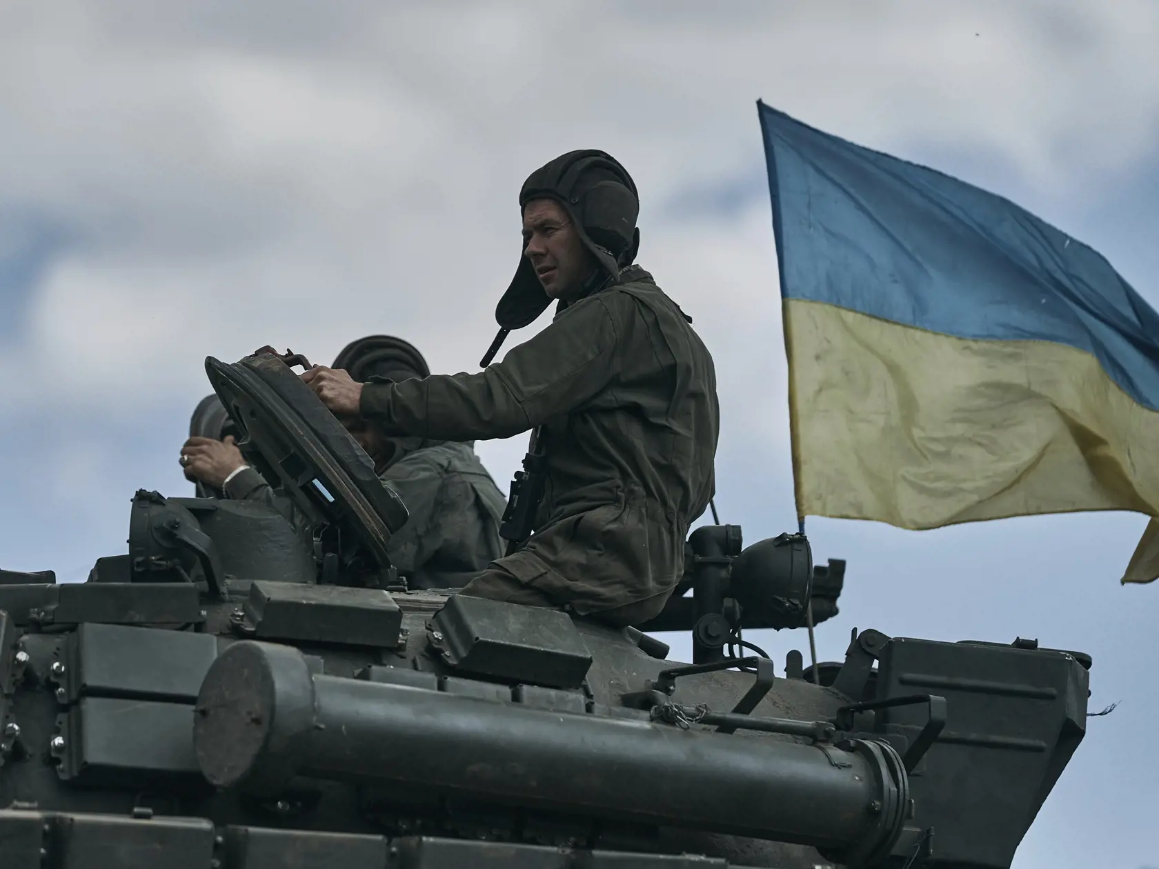 Ukrajinský tank jazdí neďaleko mesta Bachmut v Doneckej oblasti na východe Ukrajiny v piatok 12. mája 2023.