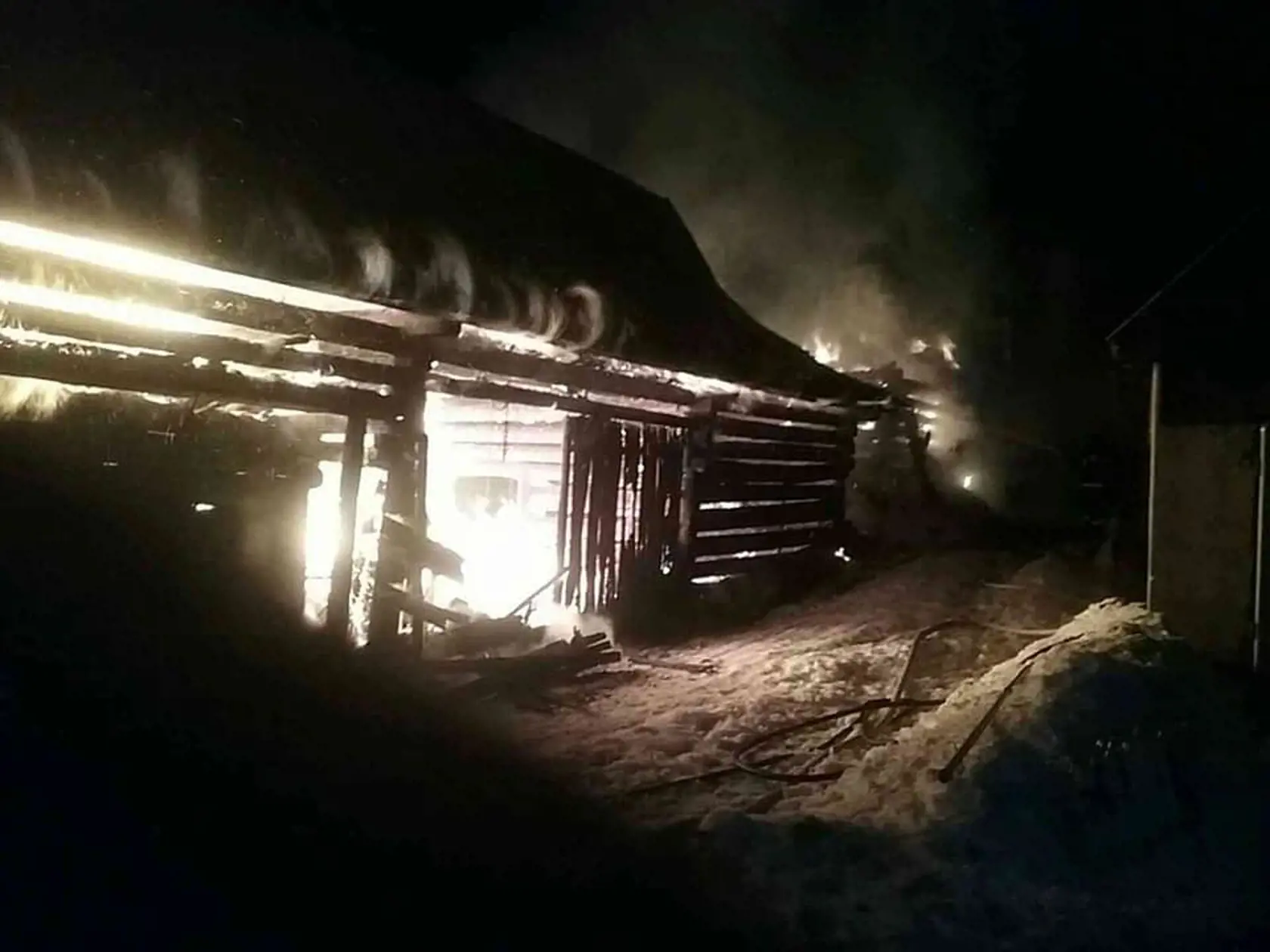 Bučkovcom zapálil statok so zvieratami niekto naschvál.