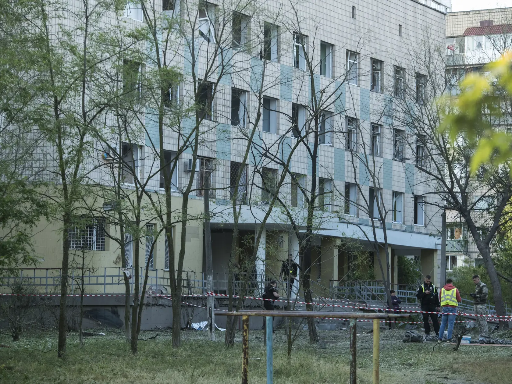 Policajti obhliadajú budovu, ktorú zasiahol nočný raketový útok ruskej armády v Kyjeve vo štvrtok 1. júna 2023.