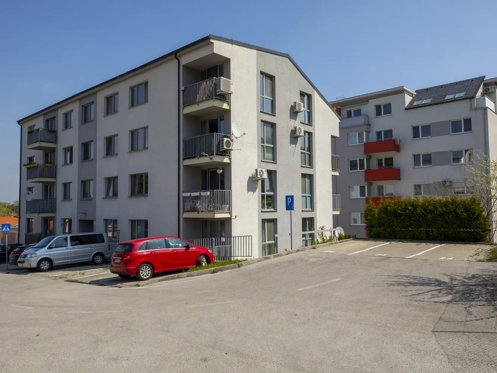 Drahšie hypotéky by mohli pribrzdiť rast cien nehnuteľností, no k tomu zatiaľ nedošlo.
