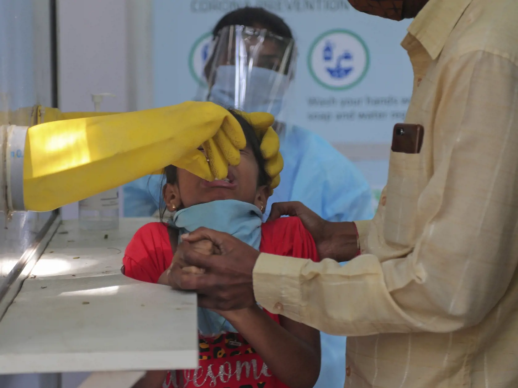 WA 9 Hajdarabád - Dieťa testujú na ochorenie COVID-19 v testovacom centre v Hajdarabáde v sobotu 3. októbra 2020. FOTO TASR/AP 


An adult helps hold a child as his nasal swab sample is taken by a health worker at a COVID-19 testing center in Hyderabad, India, Saturday, Oct. 3, 2020. India has crossed 100,000 confirmed COVID-19 deaths on Saturday, putting the country's toll at nearly 10% of the global fatalities and behind only the United States and Brazil. (AP Photo/Mahesh Kumar A.)