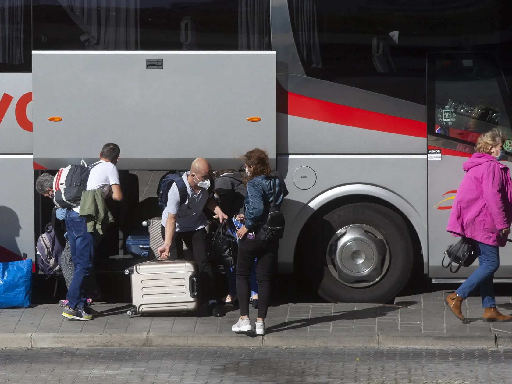 WA 27 Madrid - Cestujúci s ochrannými rúškami vystupujú z autobusu na hlavnej autobusovej stanici v Madride, niekoľko hodín pred uzatvorením španielskej metropoly a okolitých deviatich miest kvôli nepriaznivej epidemiologickej situácii v piatok 2. októbra 2020. Ľudia budú môcť prekročiť mestské hranice pri ceste za prácou či do školy, na návštevu lekára alebo na nákup. FOTO TASR/AP 





Passengers wearing masks to protect against coronavirus disembark from a coach at the main bus station a few 
