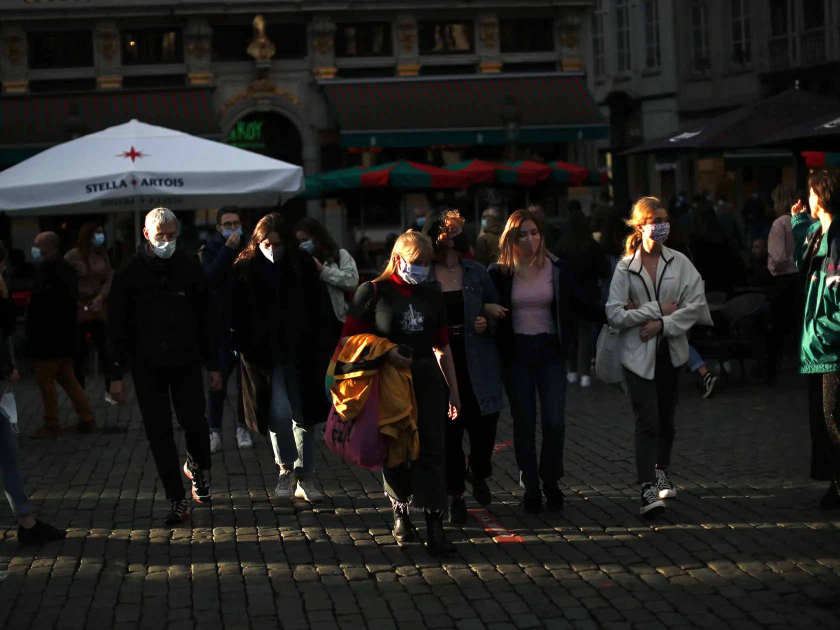WA 32 Brusel - Chodci s ochrannými rúškami na tvári kráčajú po námestí v centre Bruselu v sobotu 3. októbra 2020. FOTO TASR/AP

Passers-by, wearing face masks to prevent the spread of the coronavirus, walk along Grand Square in downtown Brussels, Saturday, Oct. 3, 2020. (AP Photo/Francisco Seco)