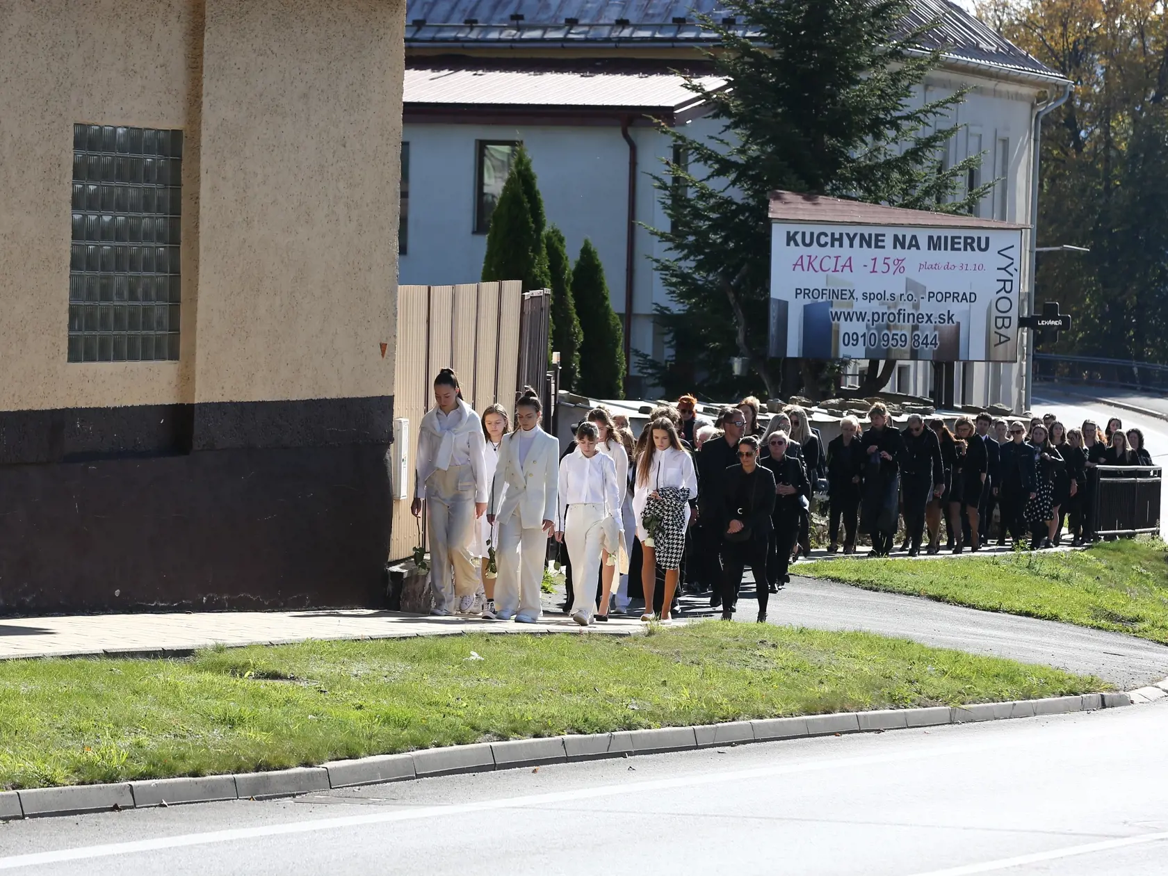 Posledná rozlúčka s nadanou študentkou Broňou. V sobotu (8.10.) sa rozlúčili rodiny Mareka a Brone so svojími milovanými deťmi, vnúčatami, a súrodencami. Ich mladé životy vyhasli vinou opitého vodiča.