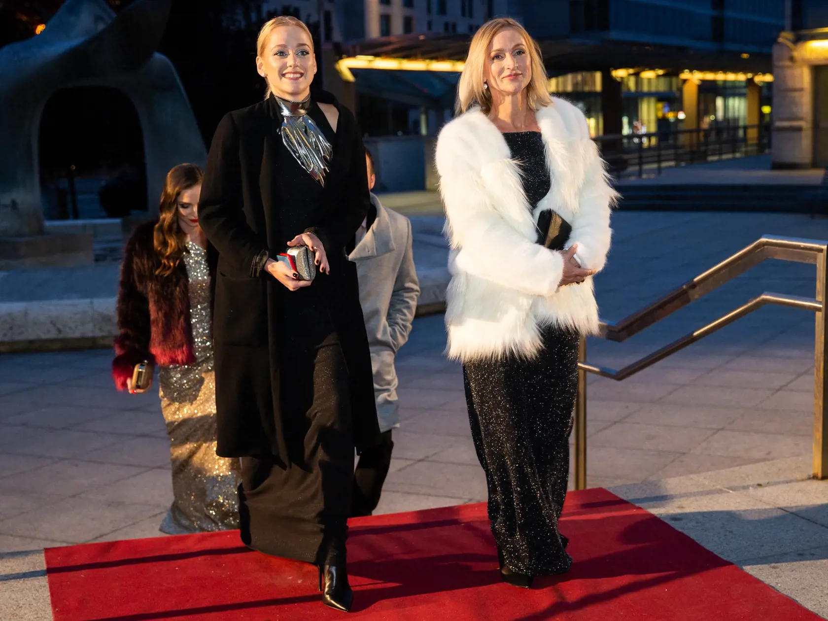 Príchod hostí na galavečer OTO 2019 v Bratislave. Na snímke Emma Drobná s mamou.