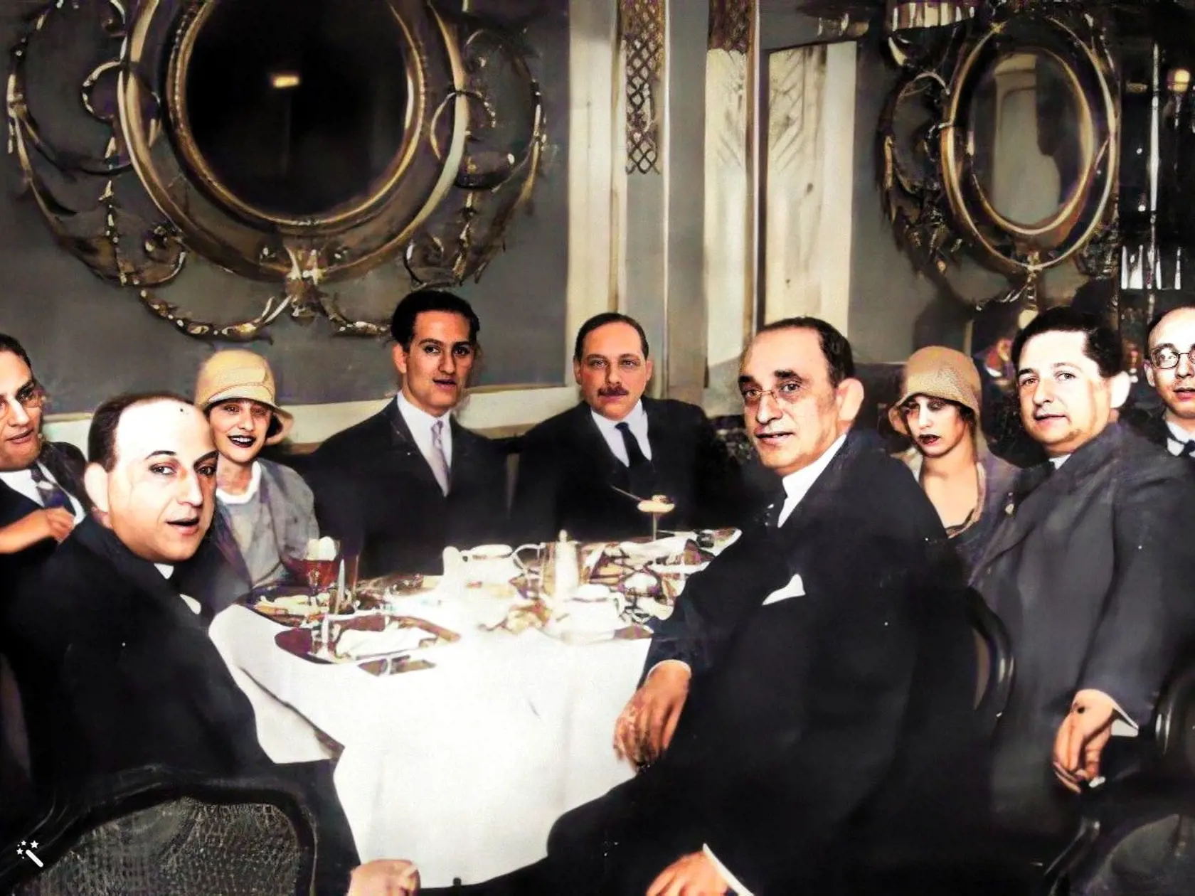 George Gershwin (štvrtý  zľava) v Café Sacher v 1928 roku, vedľa neho Imre Kálmán. Ten dostal od Greshwina dar, ktorý si chránil celý život – pero so strieborným lemovaním, zvykol ním korigovať orchestrácie svojich operiet.