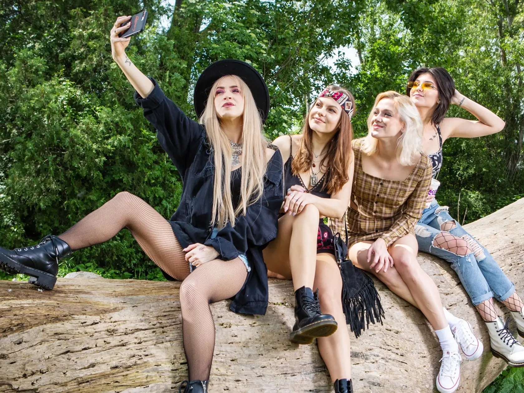 Mladé slovenské speváčky
Zľava Dominika Mirgová, Lina Mayer, Emma Drobná, Carmel Paradise
