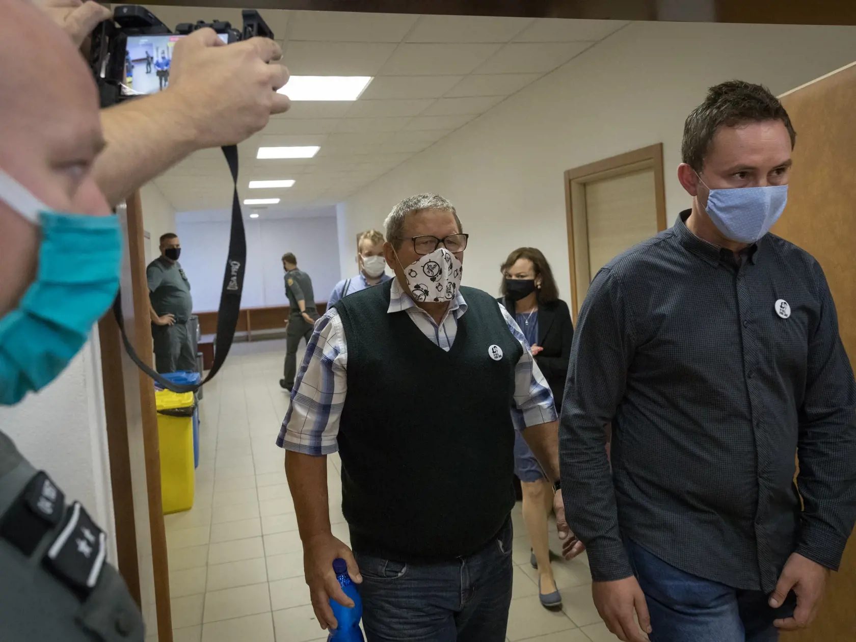 Pojednávanie na Špecializovanom trestnom súde v Pezinku vo veci vraždy novinára Jána Kuciaka a jeho snúbenice Martiny Kušnírovej z objednávky ktorej je obžalovaný Marián Kočner. Očakávaneho rozsudku sa zúčastnilo mnoho slovenských aj zahraničných médii. Na snímke je rodina Jána Kuciaka.