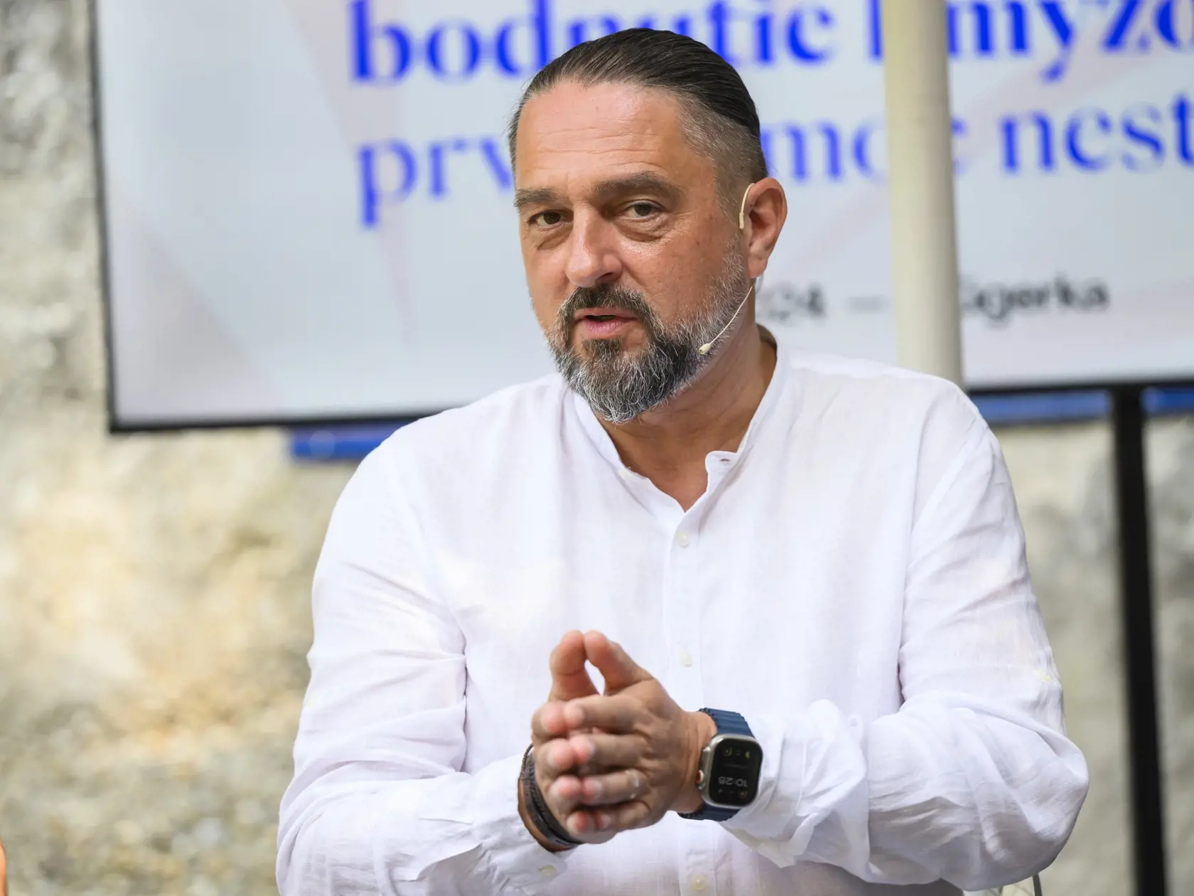 lekár Záchrannej zdravotnej služby Július Pavčo gestikuluje počas tlačovej konferencie na tému Alergia na bodnutie hmyzom : prvá pomoc nestačí. V Bratislave 9. júla 2024. FOTO TASR - Jaroslav Novák