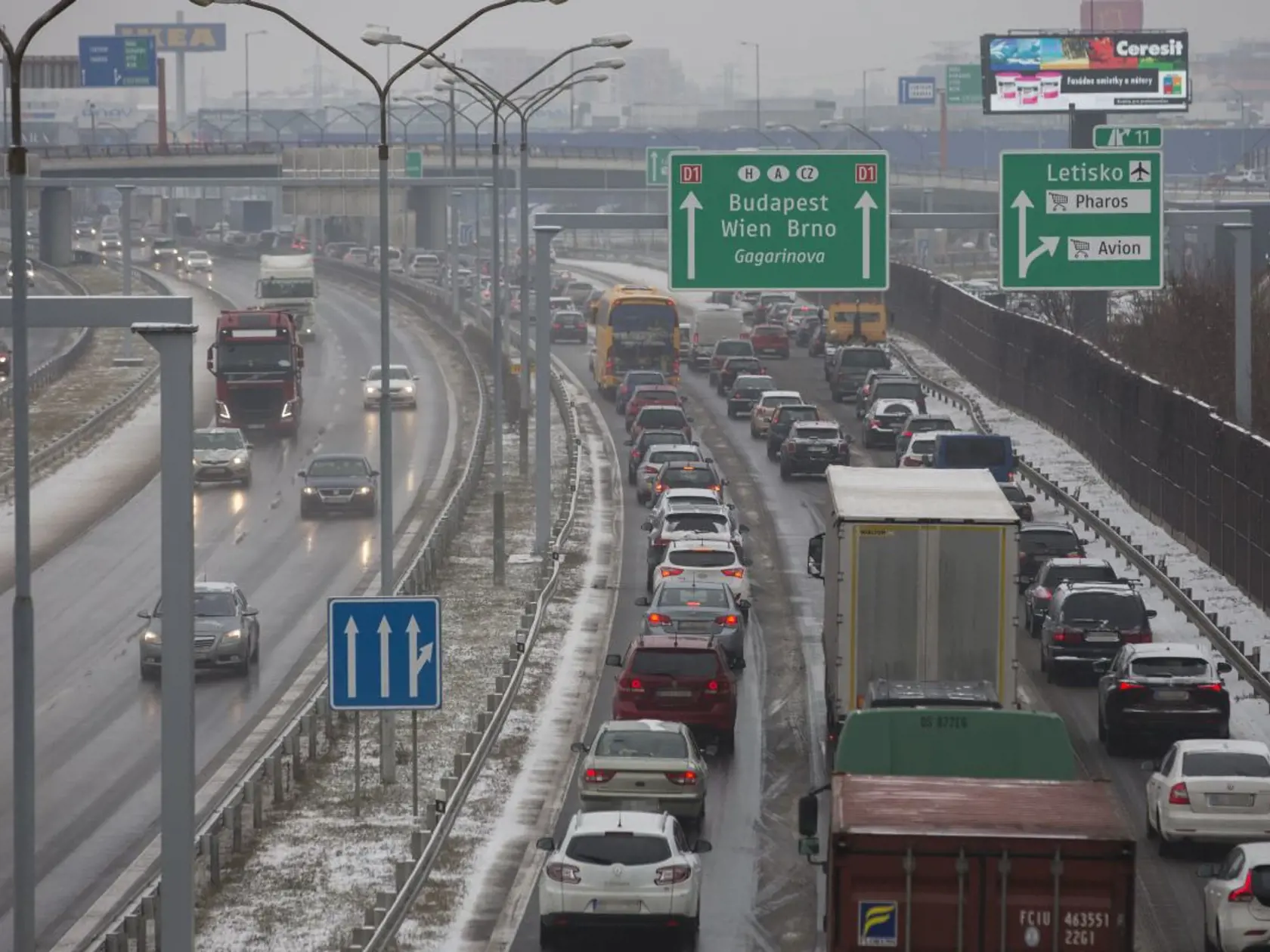 Na snímke dopravné zápchy na vstupe do Bratislavy pri letisku. Dopravu komplikuje sneženie.