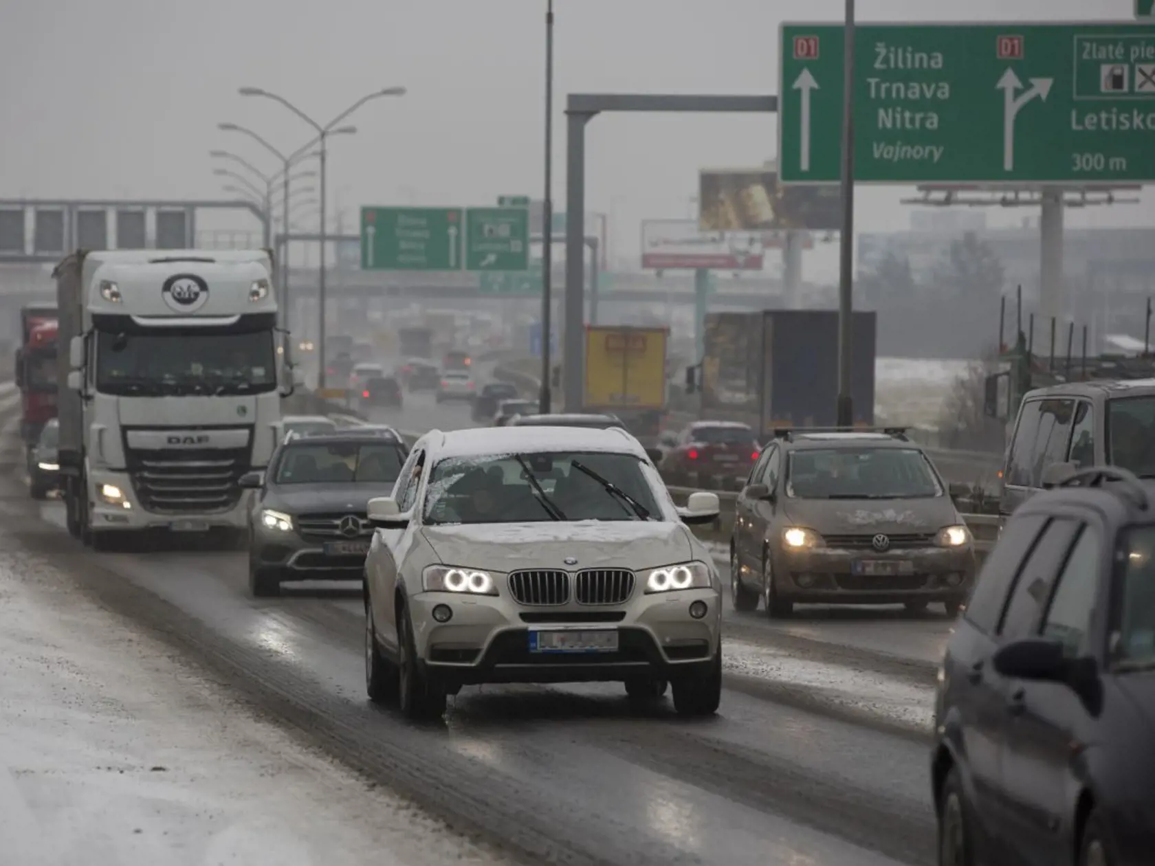 Na snímke dopravné zápchy na vstupe do Bratislavy pri letisku. Dopravu komplikuje sneženie.