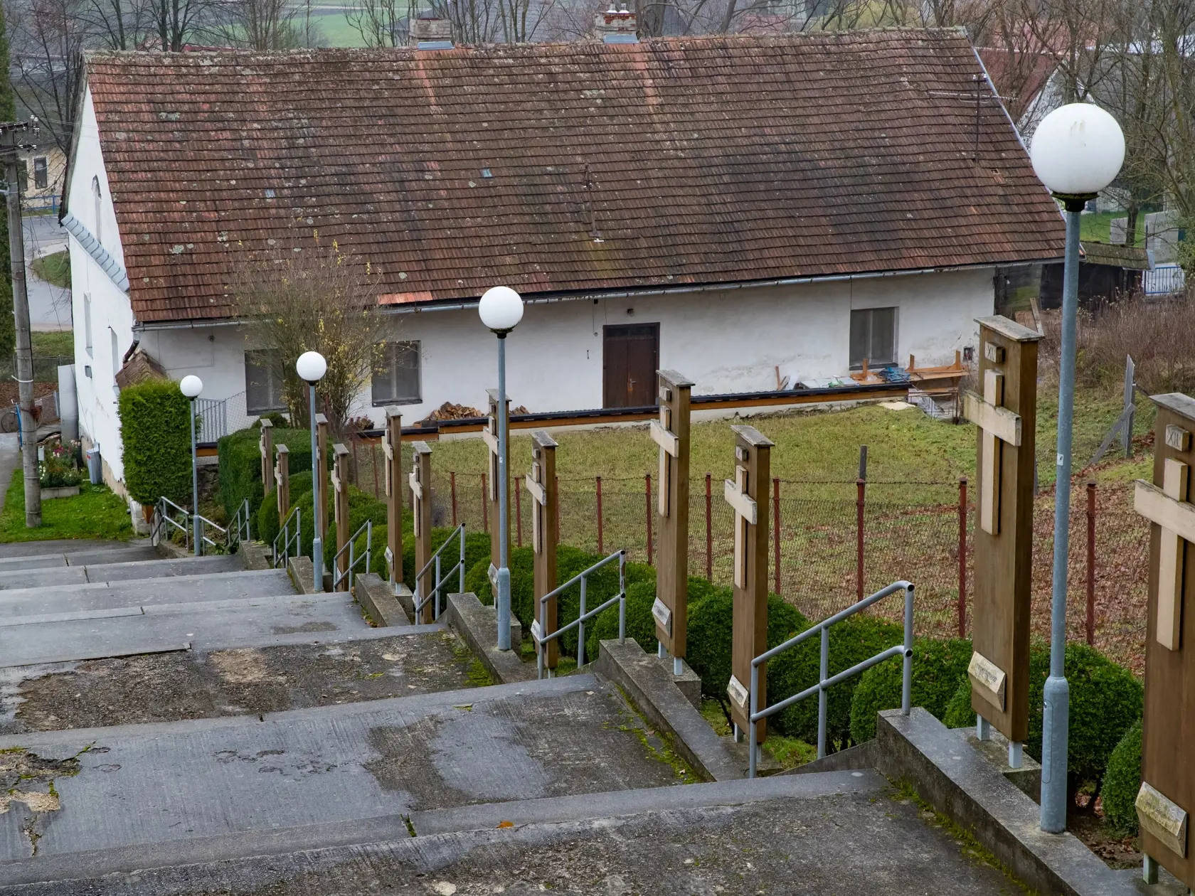 8. Dva razy prepadol Jánošík spolu s Uhorčíkom žilinského mešťana, bohatého kupca Jána Šipoša. Prvý raz začiatkom októbra r. 1711. Časť ukradnutého súkna predali krajčírovi v Jablonke, istému Martinkovi, a ostatok predali akémusi Stoligovi, bývajúcemu kdesi v beskydských horách. Obom sa im dostalo z tohto zboja po 17 zlatých. Stalo sa to tesne pred Uhorčíkovou svadbou. Po druhý raz Jánošík ozbíjal Šipoša 10. mája 1712 tiež pod Strečnom. Pri tejto príležitosti mu vzali krásny pás a štyri zlaté. Tieto veci sa stratili v Terchovej, kde ich prenasledujúci hajdúsi napadli a rozprášili.