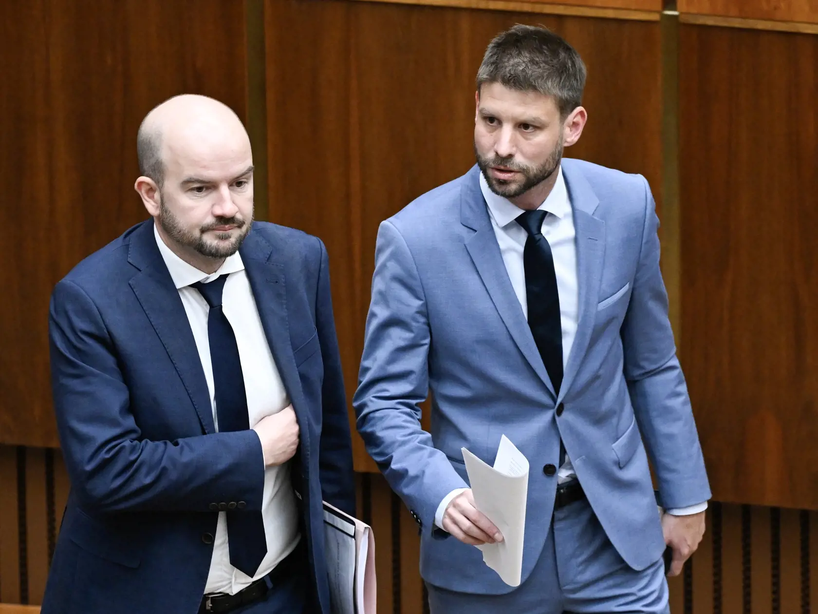 Na snímke zľava poslanec NRSR Martin Dubéci a podpredseda NRSR Michal Šimečka (obaja PS) počas mimoriadnej schôdze k návrhu na odvolanie Michala Šimečku z postu podpredsedu parlamentu vo štvrtok 12. septembra 2024 v Bratislave. FOTO TASR - Pavel Neubauer