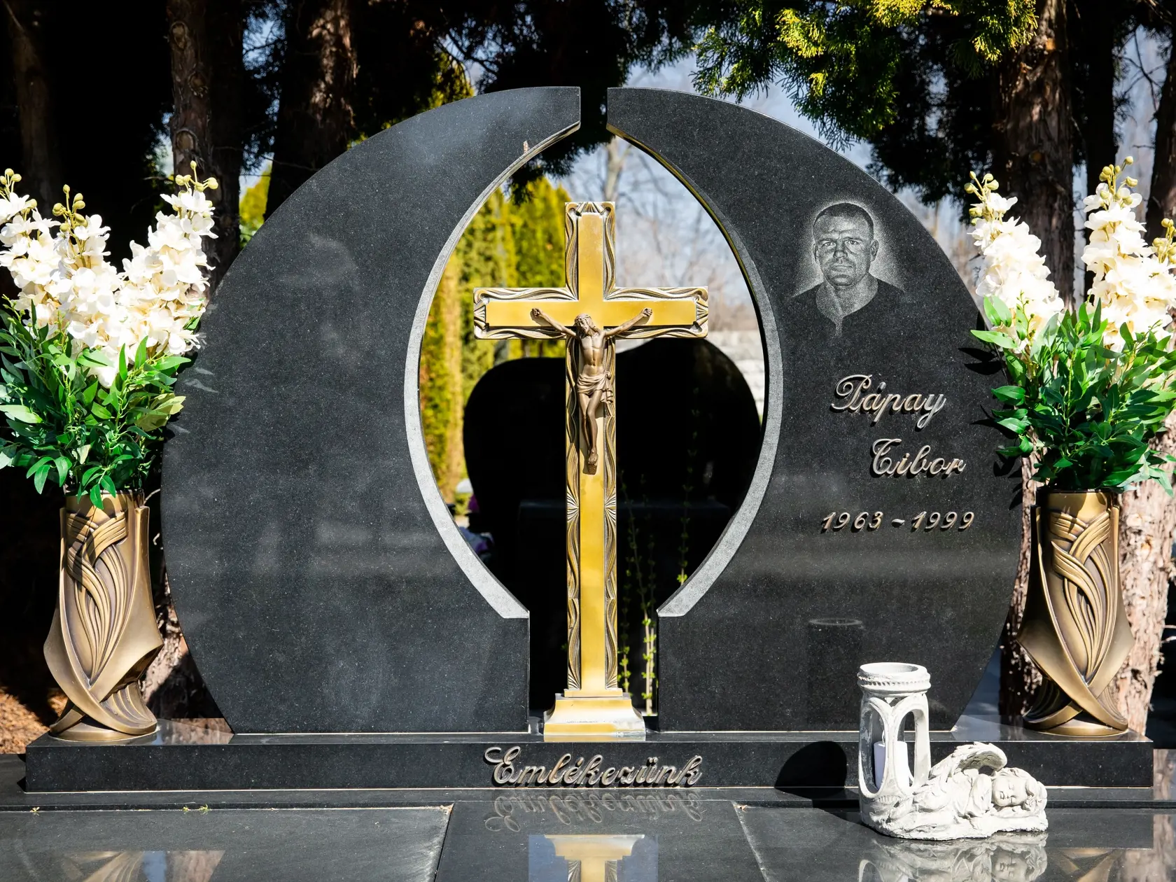 23. výročie smrti Pápayovcov po streľbe v dunajskostredskom bare Fontána. Na snímke hrob Tibora Pápaya.