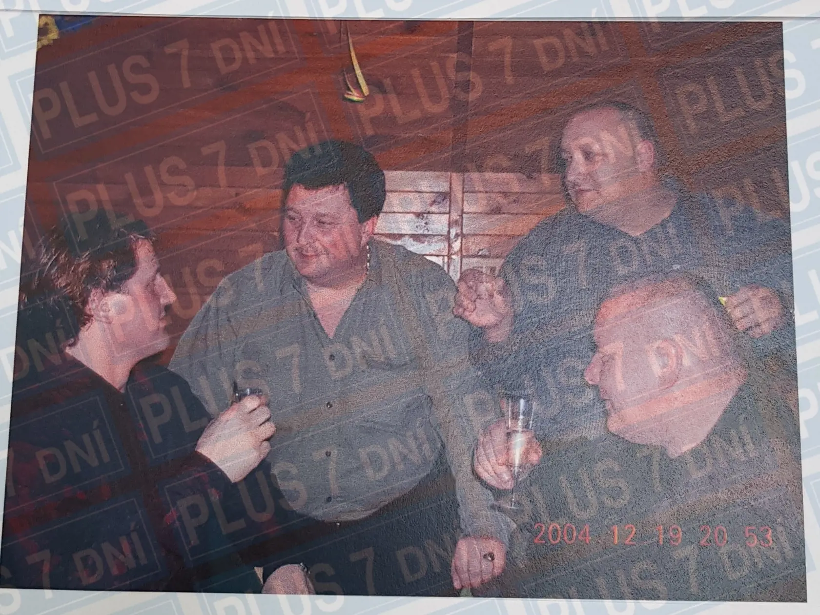 So Sátorom
František Dora na fotke z roku 2004 (v strede), sedí vedľa mladého Lajosa Sátora (vľavo). Napravo sú Juraj Bugár a Lehel Horváth.