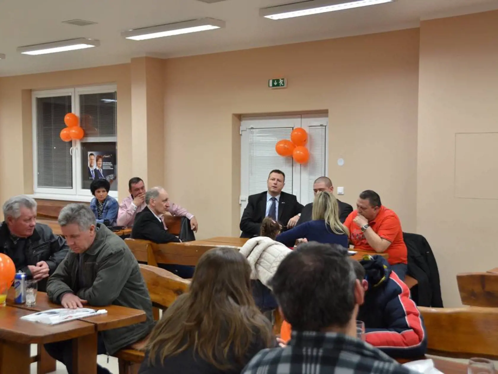 Predvolebná kortešačka
Františka a Nikolasa Doru prišiel pred voľbami osobne podporiť aj vtedajší minister spravodlivosti Gábor Gál.