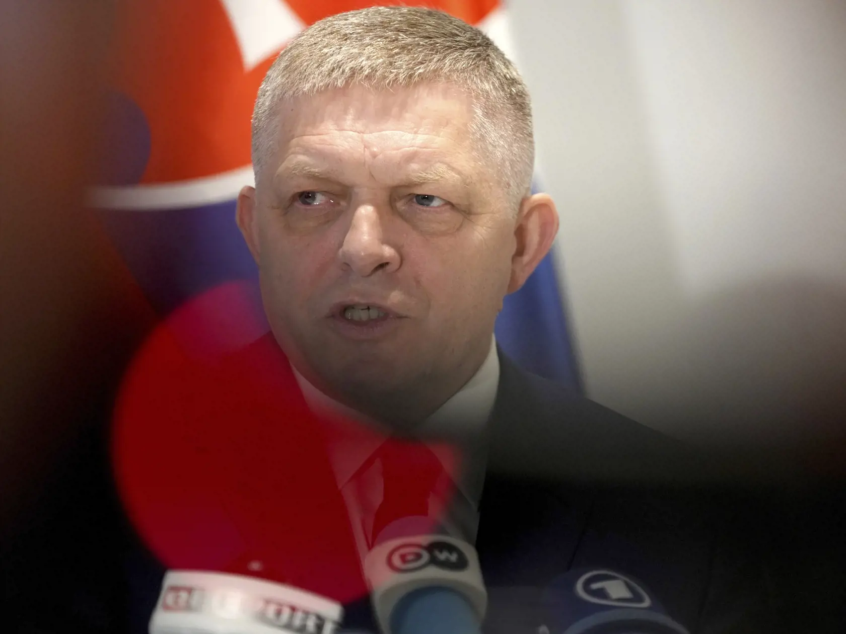 WA 61 Brusel - Predseda vlády SR Robert Fico (Smer-SD) počas tlačovej konferencie v Bruseli vo štvrtok 9. januára 2025. Premiér Fico a ministerka hospodárstva SR Denisa Saková (Hlas-SD) bilaterálne rokovali v Bruseli s predstaviteľmi Európskej komisie (EK) o zastavení tranzitu ruského plynu na Slovensko. Pôvodné stretnutie sa malo uskutočniť už v utorok aj za účasti ukrajinskej delegácie. Eurokomisia ho však podľa vyhlásenia Úradu vlády SR zrušila pre neúčasť ukrajinskej strany a preplánovala na štvrtok.  Na konci roka 2024 vypršala platnosť zmluvy o tranzite ruského plynu cez územie Ukrajiny. Kyjev sa rozhodol zmluvu nepredĺžiť. Slovenský premiér v tejto súvislosti avizoval možné prijatie recipročných opatrení v podobe zastavenia dodávok elektrickej energie a krátenia pomoci ukrajinským obyvateľom na našom území. FOTO TASR/AP 

Slovakian Prime Minister Robert Fico speaks during a media conference regarding Ukraine's decision to halt Russian gas supplies to Europe, at the Slovakian Representation in Brussels, Thursday, Jan. 9, 2025. (AP Photo/Virginia Mayo)