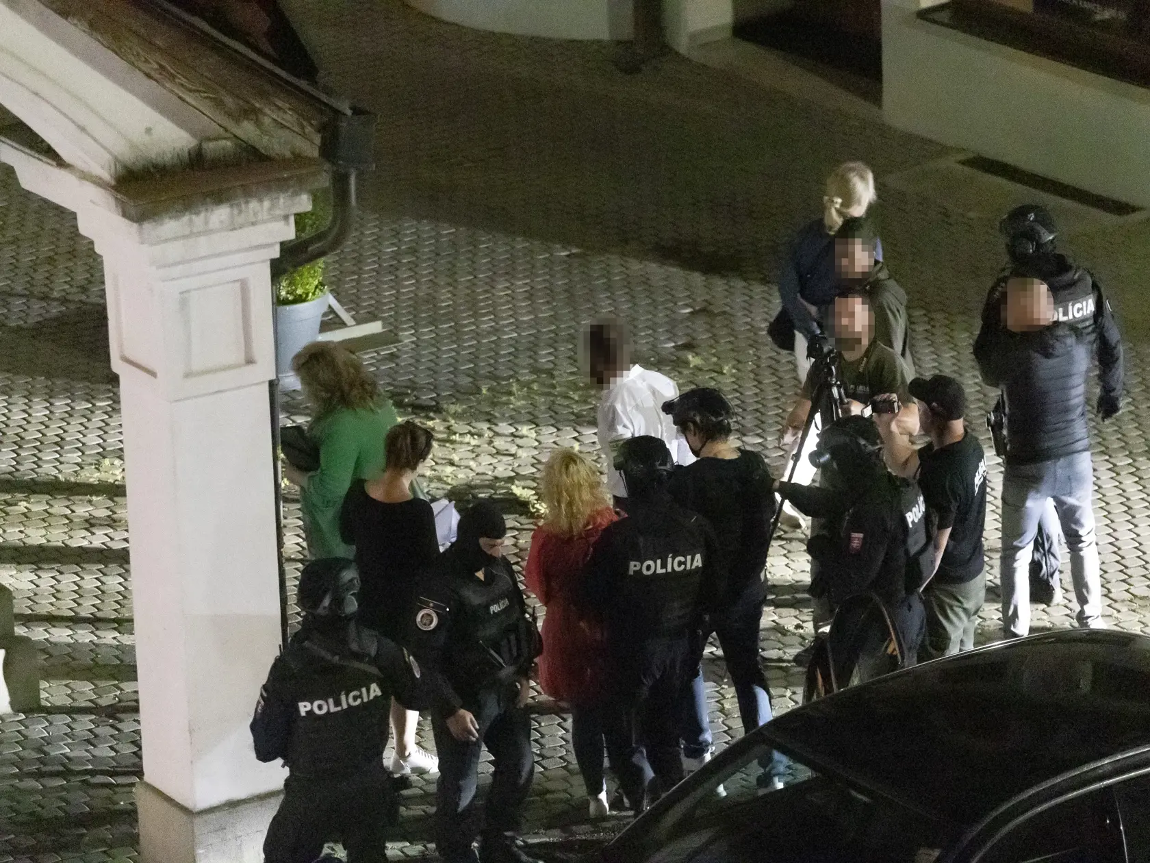 Nájomní vrahovia najskôr skríkli, že ide o policajnú raziu, potom začali do prítomných strieľať.