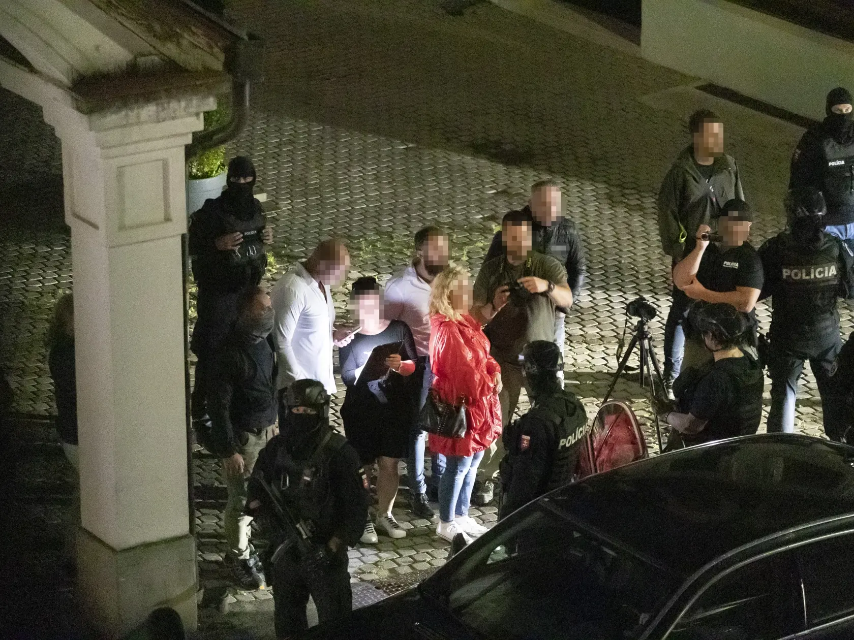 Pápayovci boli v malom okresnom meste známi. Ľudia sa báli chodiť večer von, len aby ich nestretli. Po ich poprave si mnoho tamojších ľudí vydýchlo.