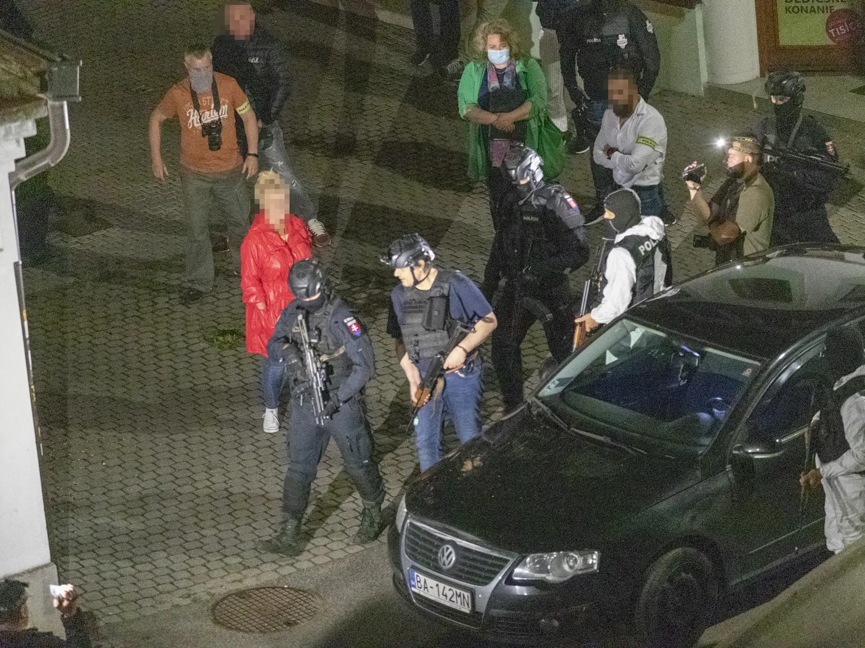 Členovia mafiánskeho gangu pápayovcov tam práve hrali karty. Zastrelení boli krátko po 19. hodine.