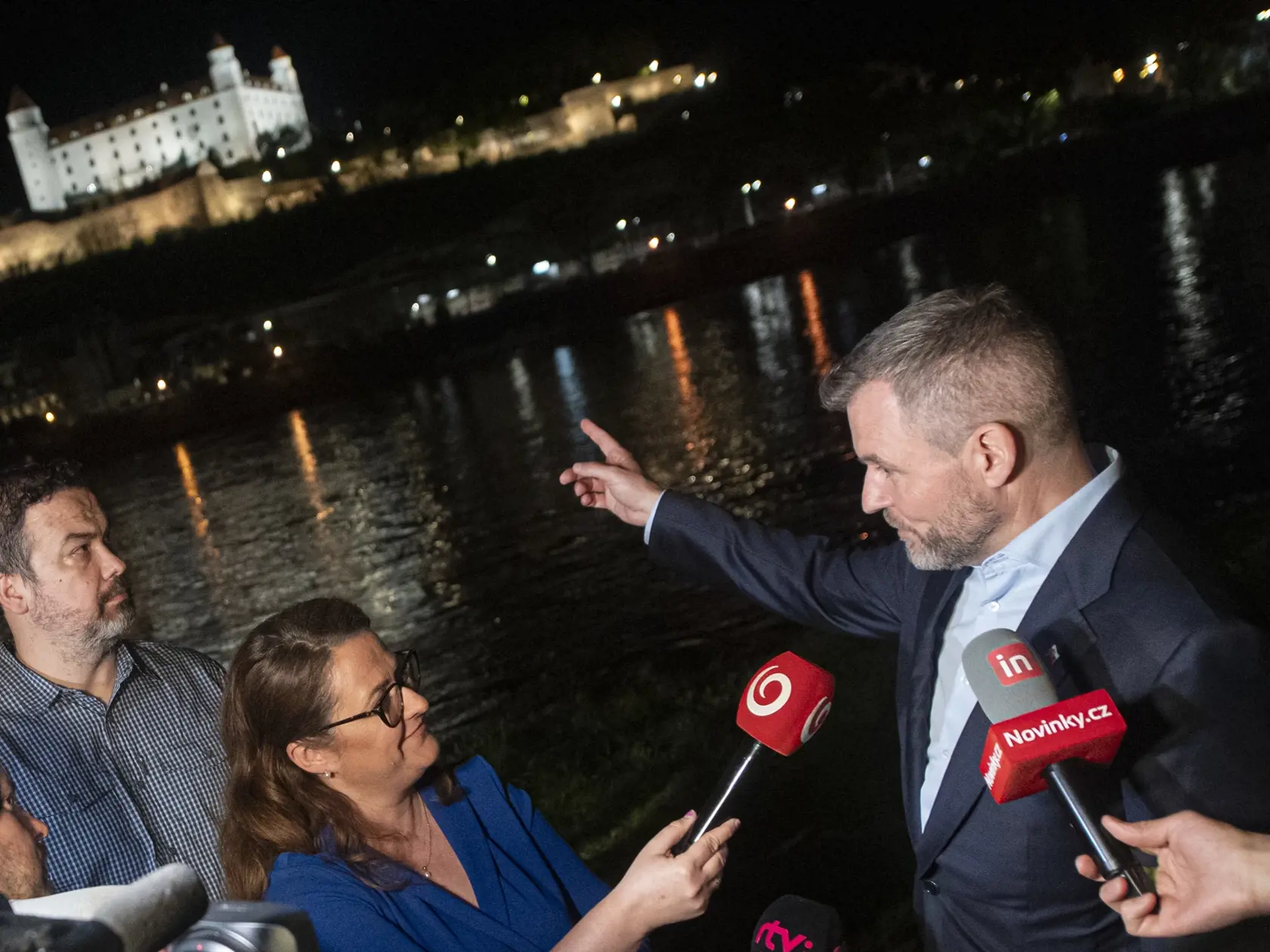 Na snímke Peter Pellegrini v rozhovore s novinármi pred volebnou centrálou v sobotu 6. apríla 2024 v Bratislave.
