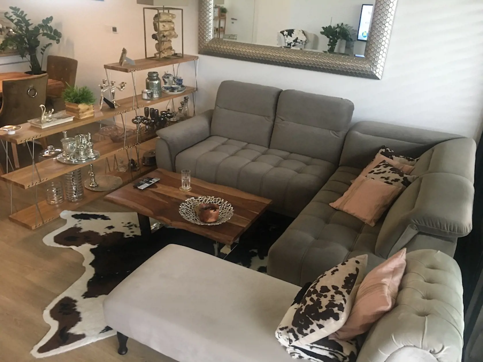 Sedačka je variabilná, jej potvrch je zo zamatu, vedľa nej jej sofa z predchádzajúceho domu.