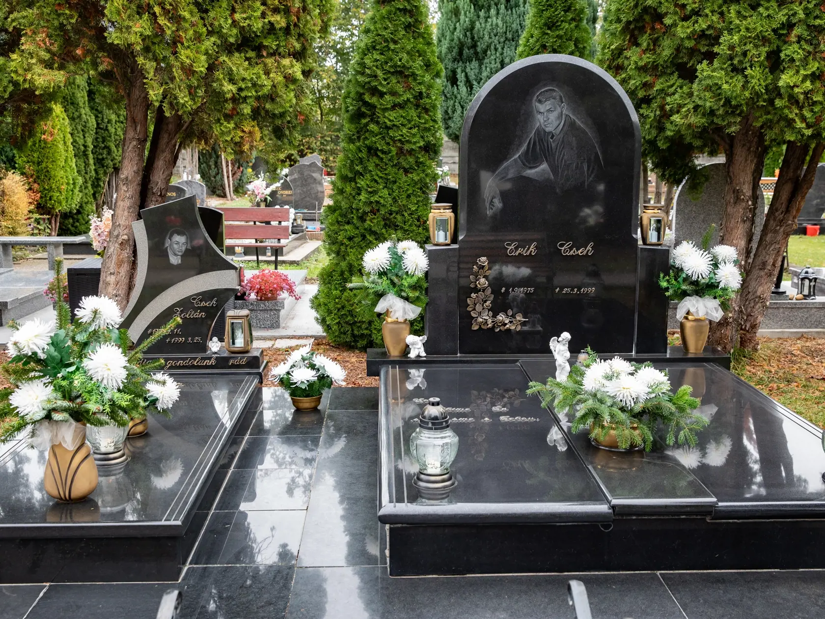 Hroby členov zločineckých skupín z Dunajskej stredy. Na snímke je hrob Erik Eseh.