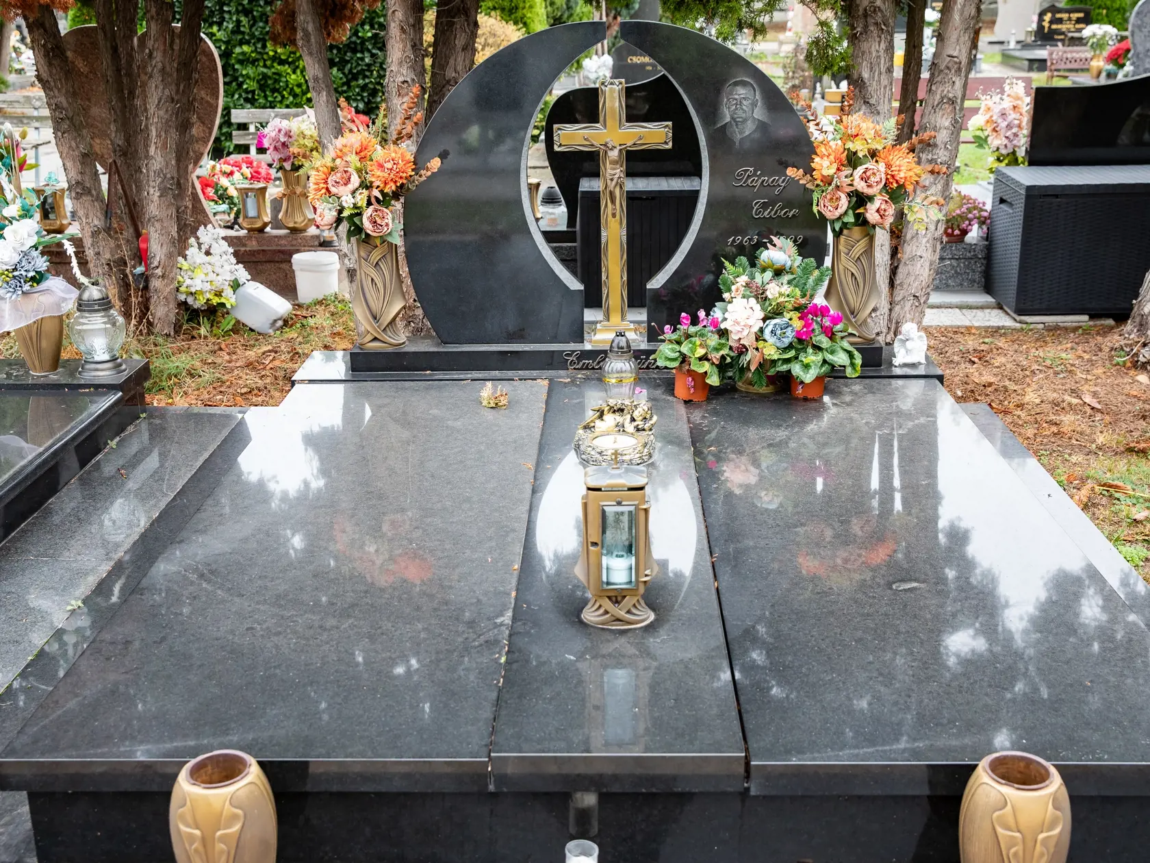 Hroby členov zločineckých skupín z Dunajskej stredy. Na snímke je hrob Tibora Pápaya.