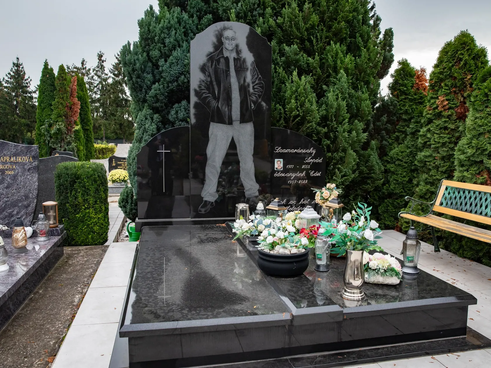 Hroby členov zločineckých skupín z Dunajskej stredy. Na snímke je hrob Arpád Szamaránszky .
