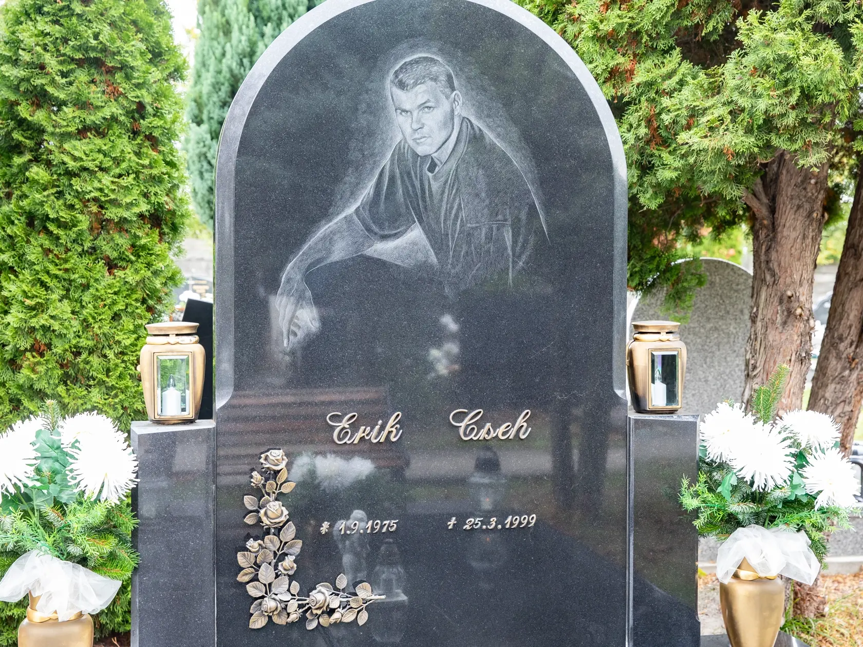 Hroby členov zločineckých skupín z Dunajskej stredy. Na snímke je hrob Erik Eseh.