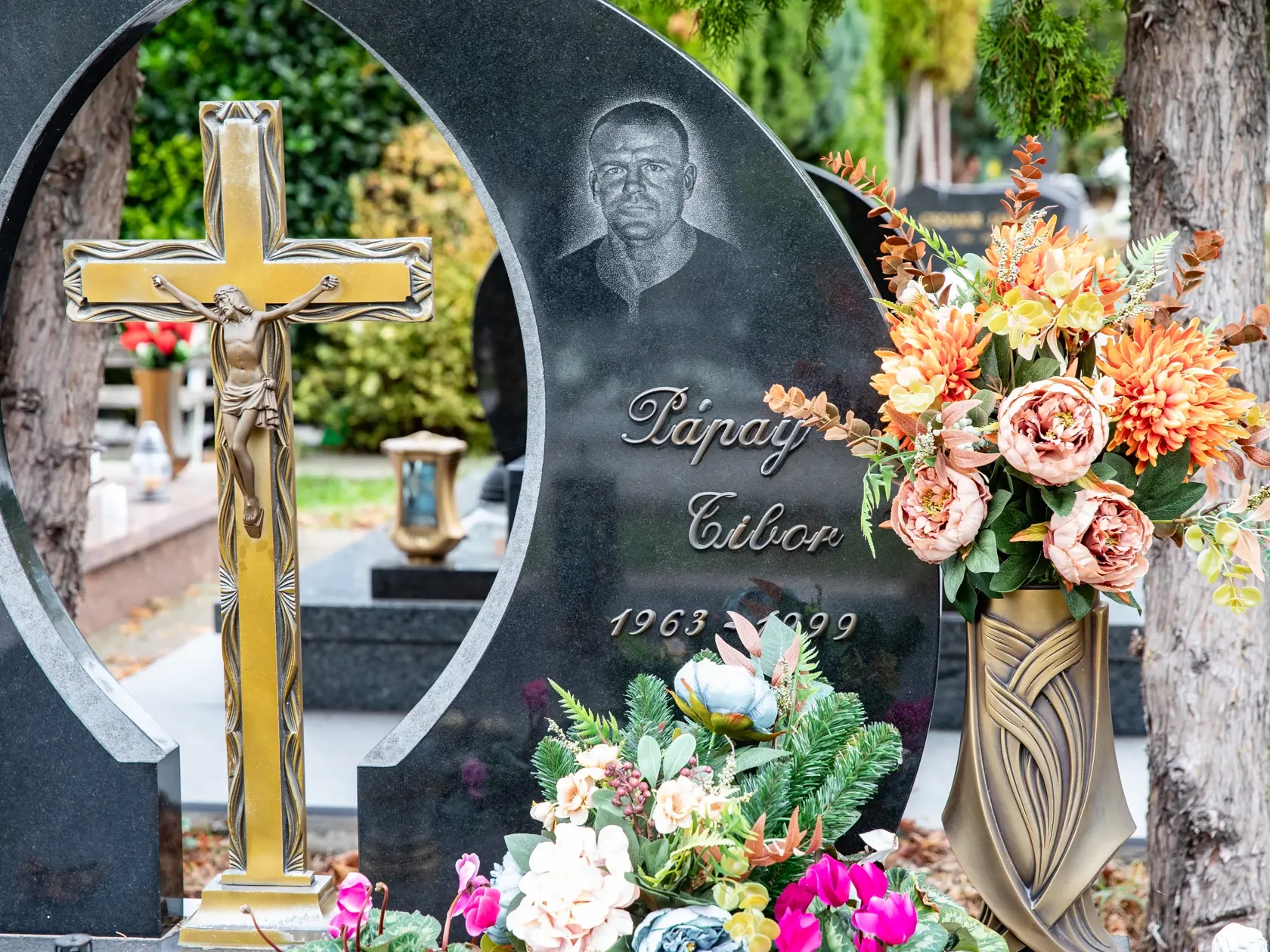 Hroby členov zločineckých skupín z Dunajskej stredy. Na snímke je hrob Tibora Pápaya.