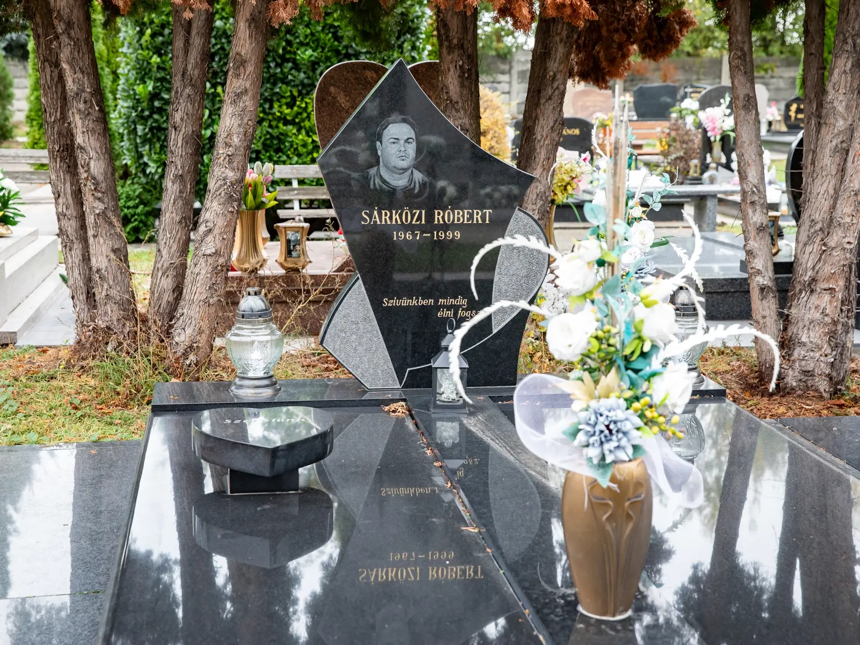 Hroby členov zločineckých skupín z Dunajskej stredy. Na snímke je hrob Róberta Sárközi.