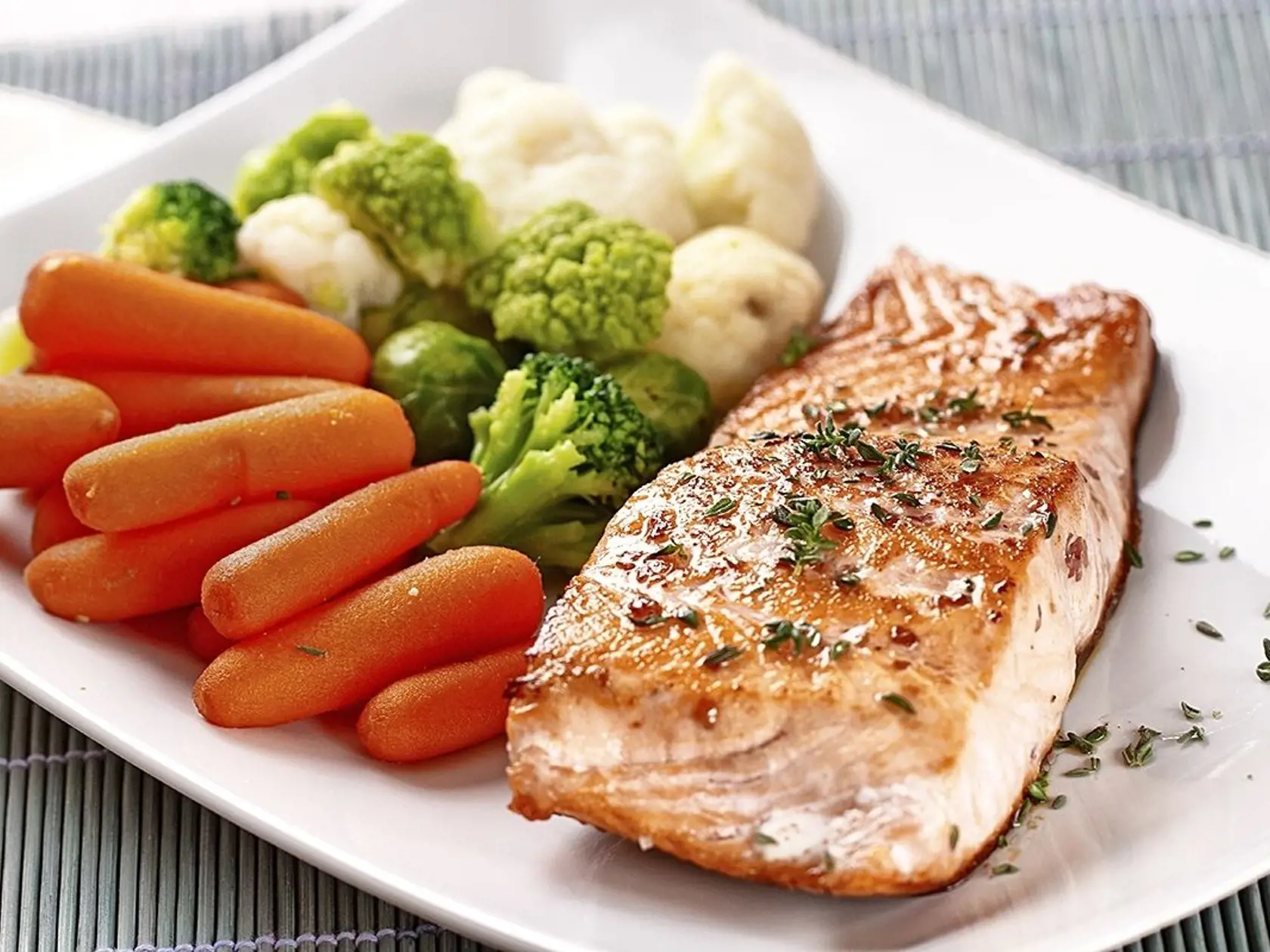 Doma si pripravte jedlo s väčším príjmom bielkovín – ryby, mäso – alebo vegetariánsku verziu – cottage syr či tofu.