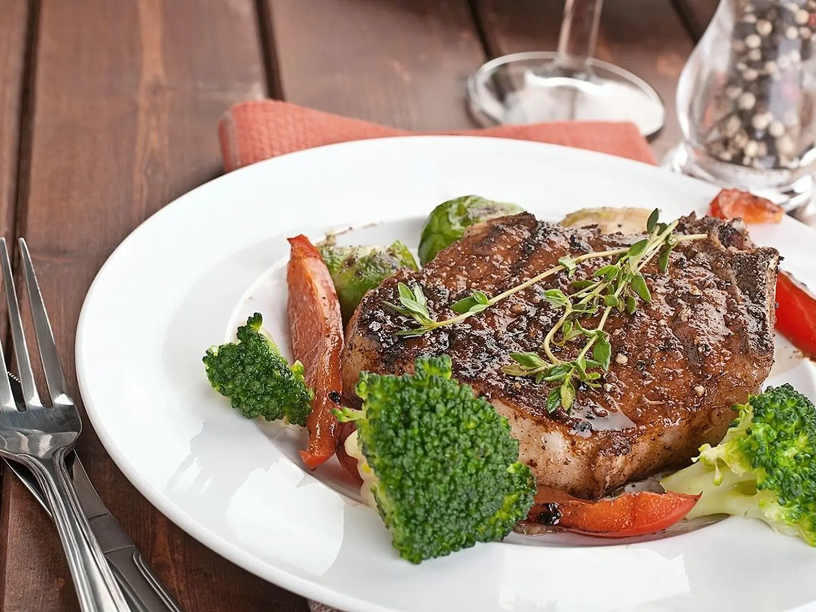 Korenistý steak s brokolicou